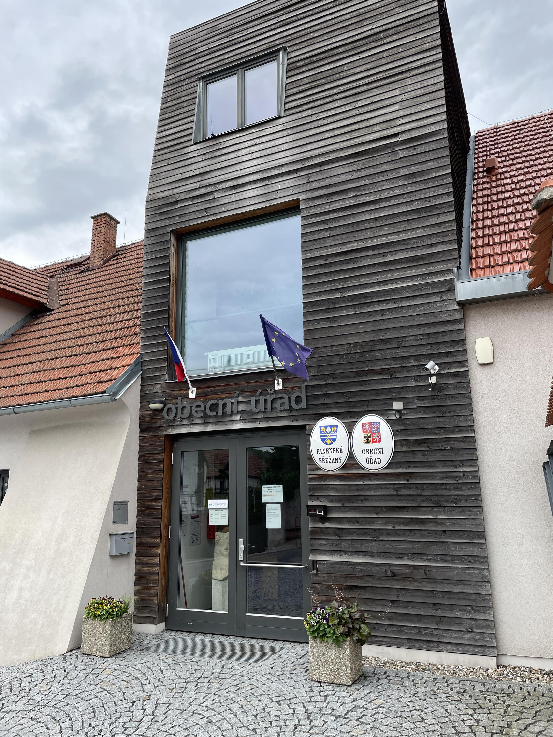 Obecní úřad Panenské Břežany foto 2