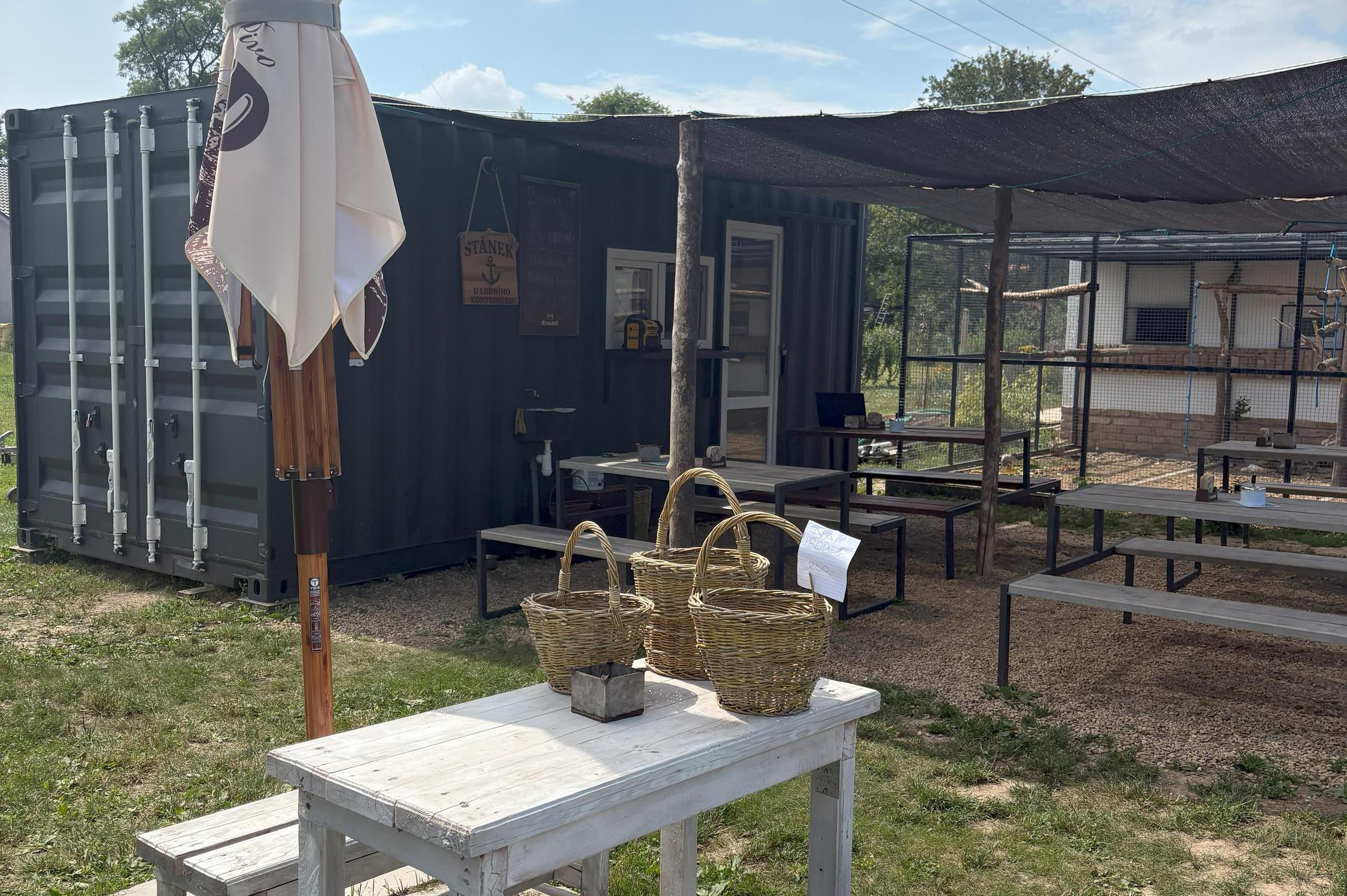 Stánek U lodního kontejneru