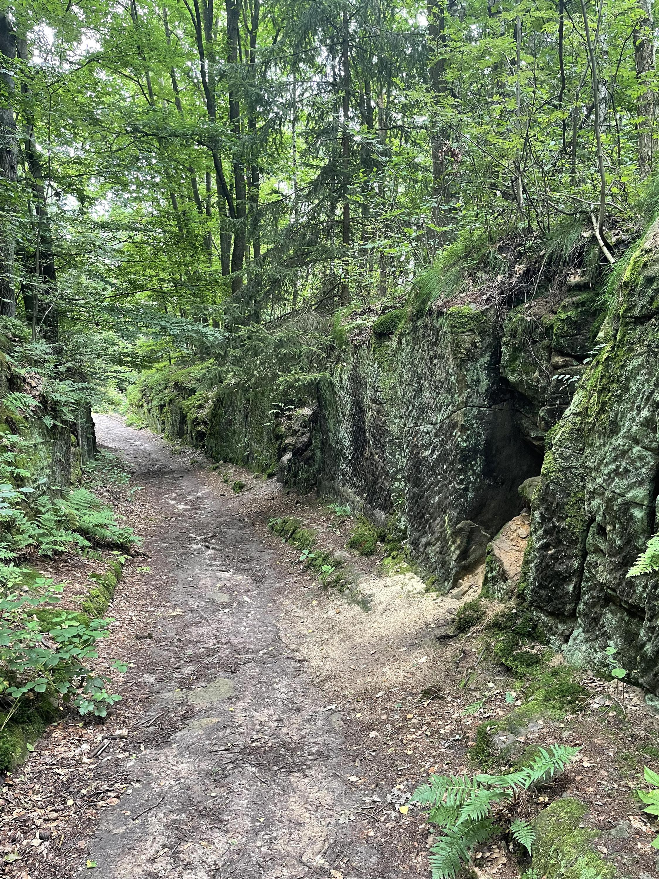 Sochy ve skalách foto 5