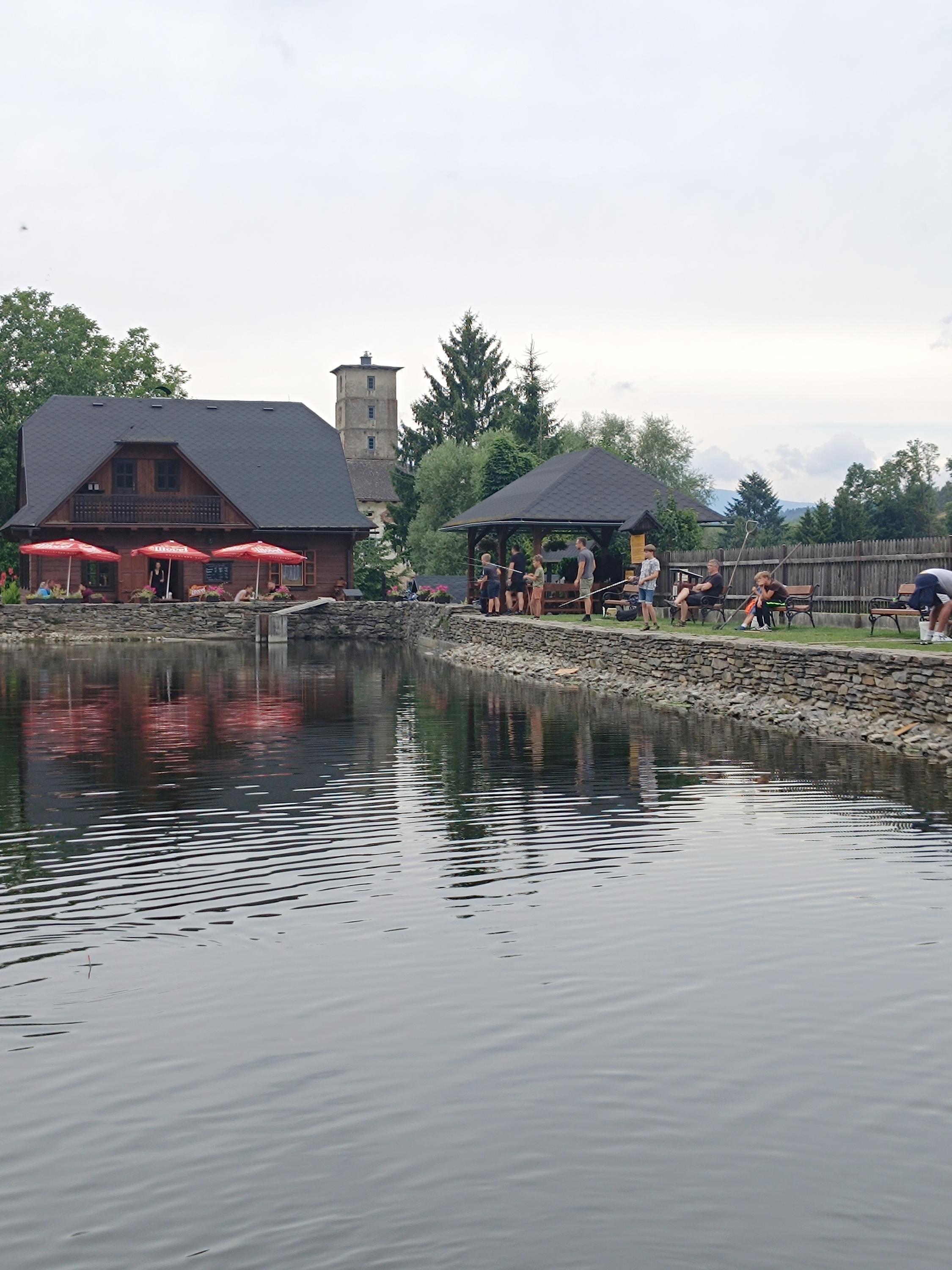 Roubenka u rybníka s rybolovem foto 3