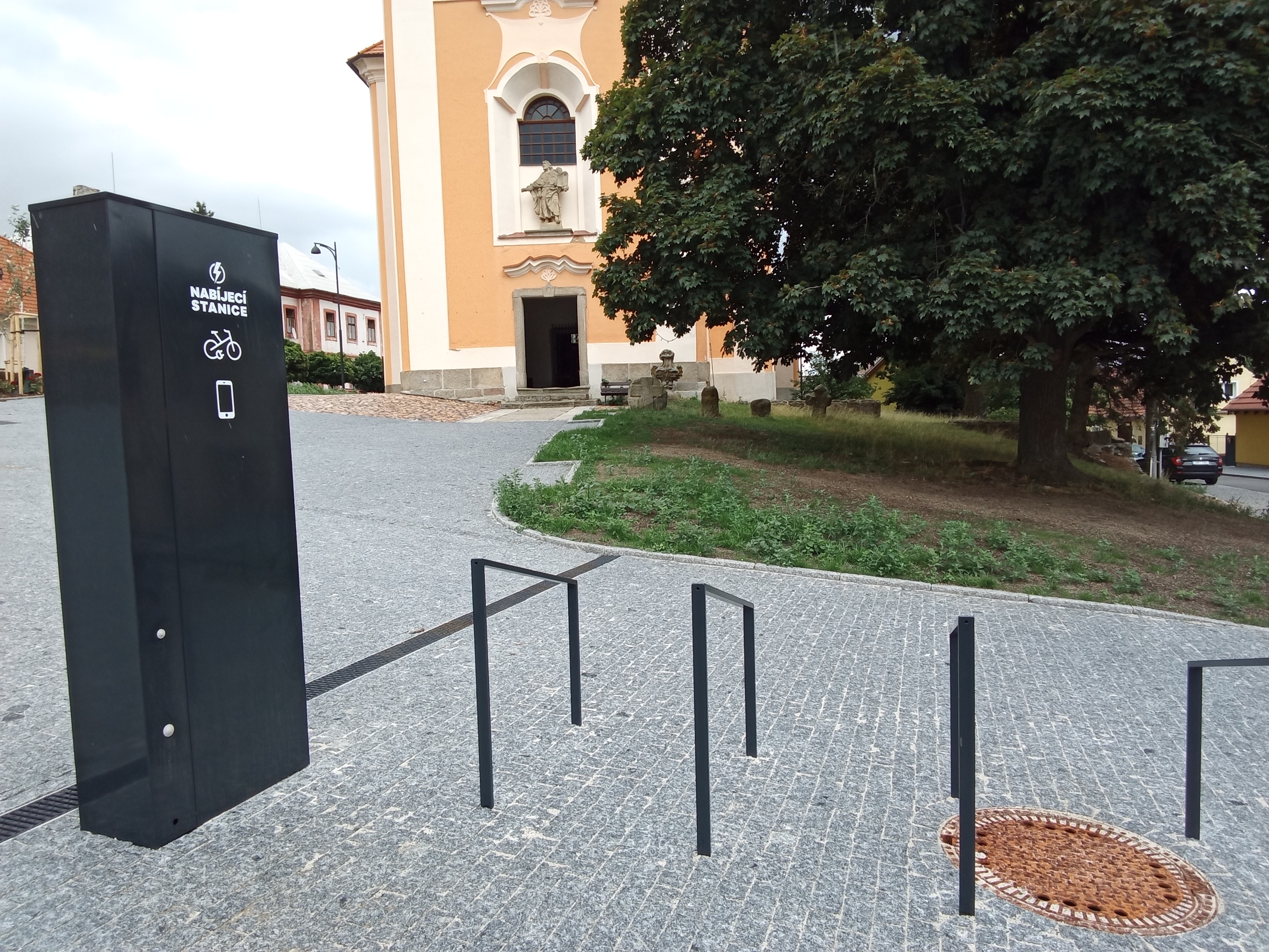 Nabíjecí stanice pro elektrokola a mobilní zařízení foto 2