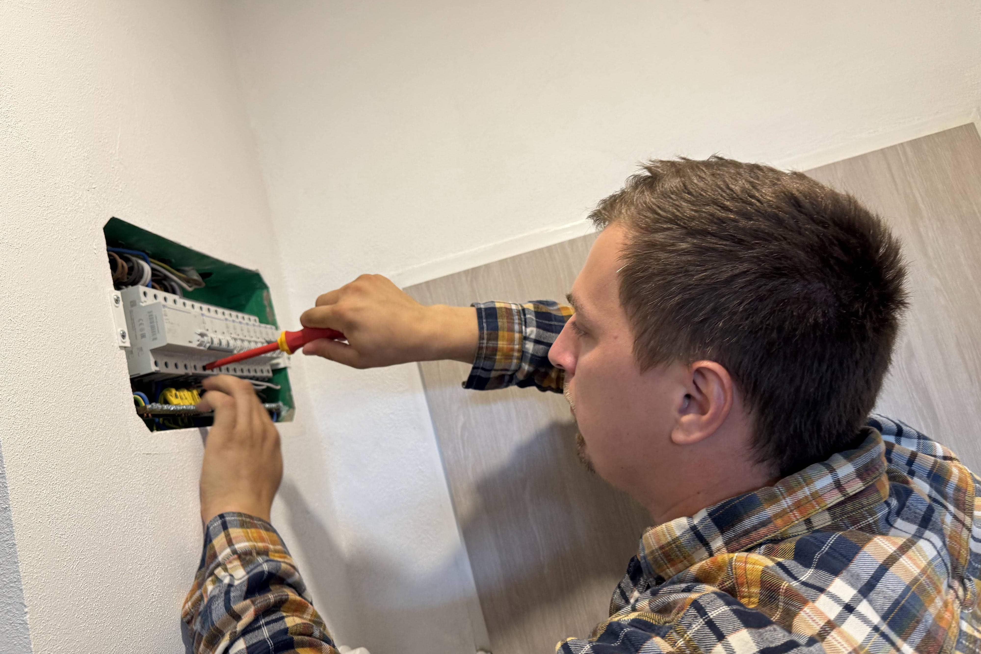 Elektrikář Martin Nedělka