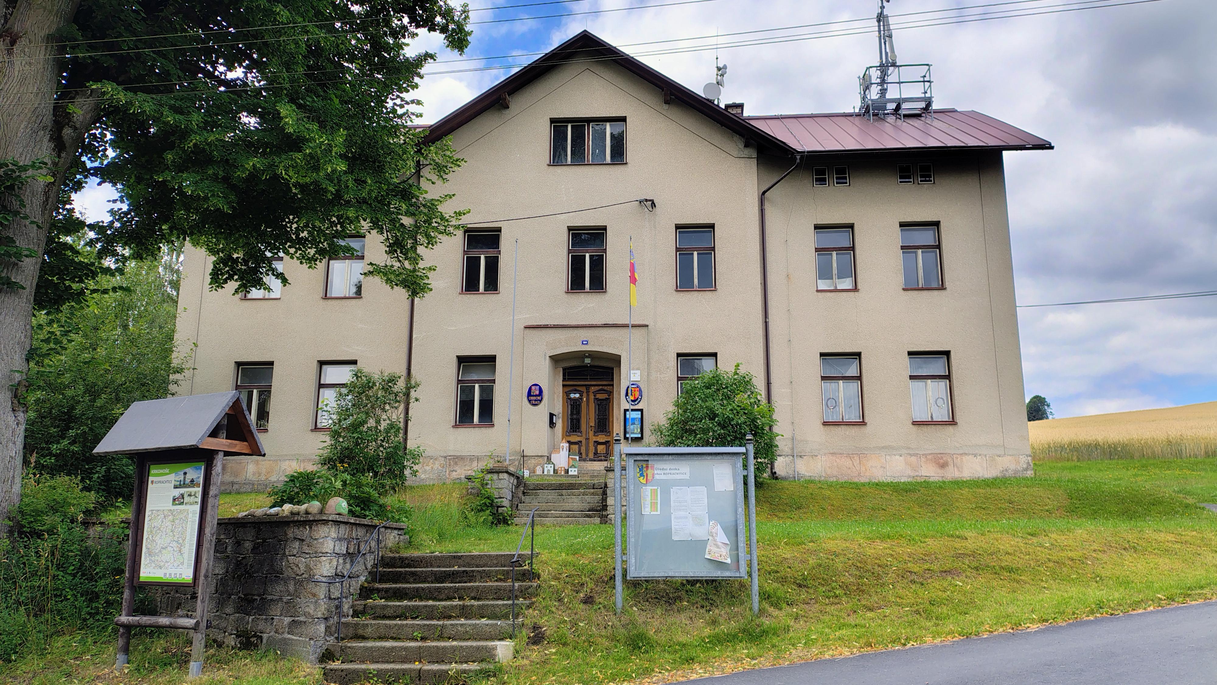 Roprachtice - obecní úřad foto 3