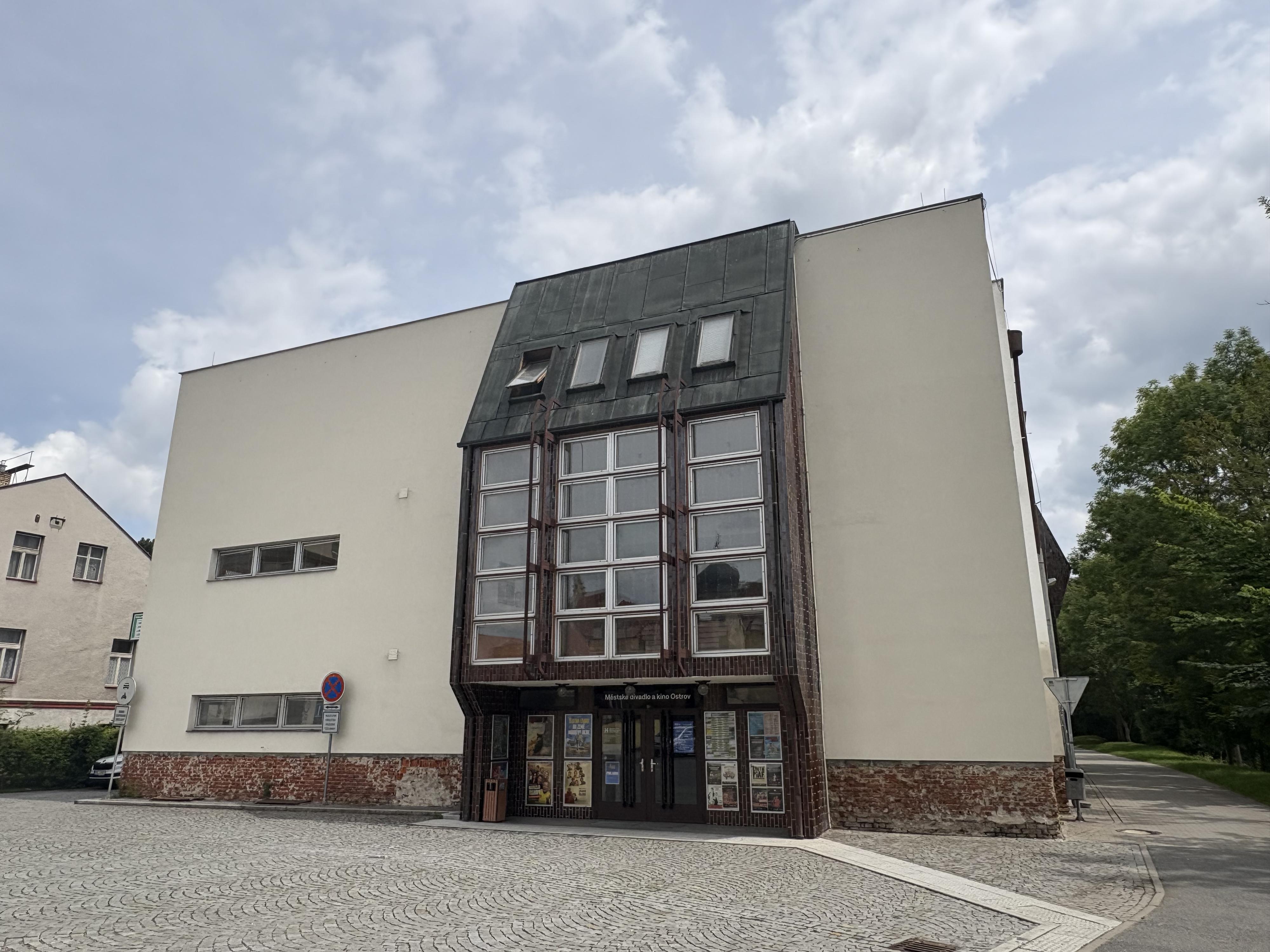 Městské divadlo a kino Ostrov