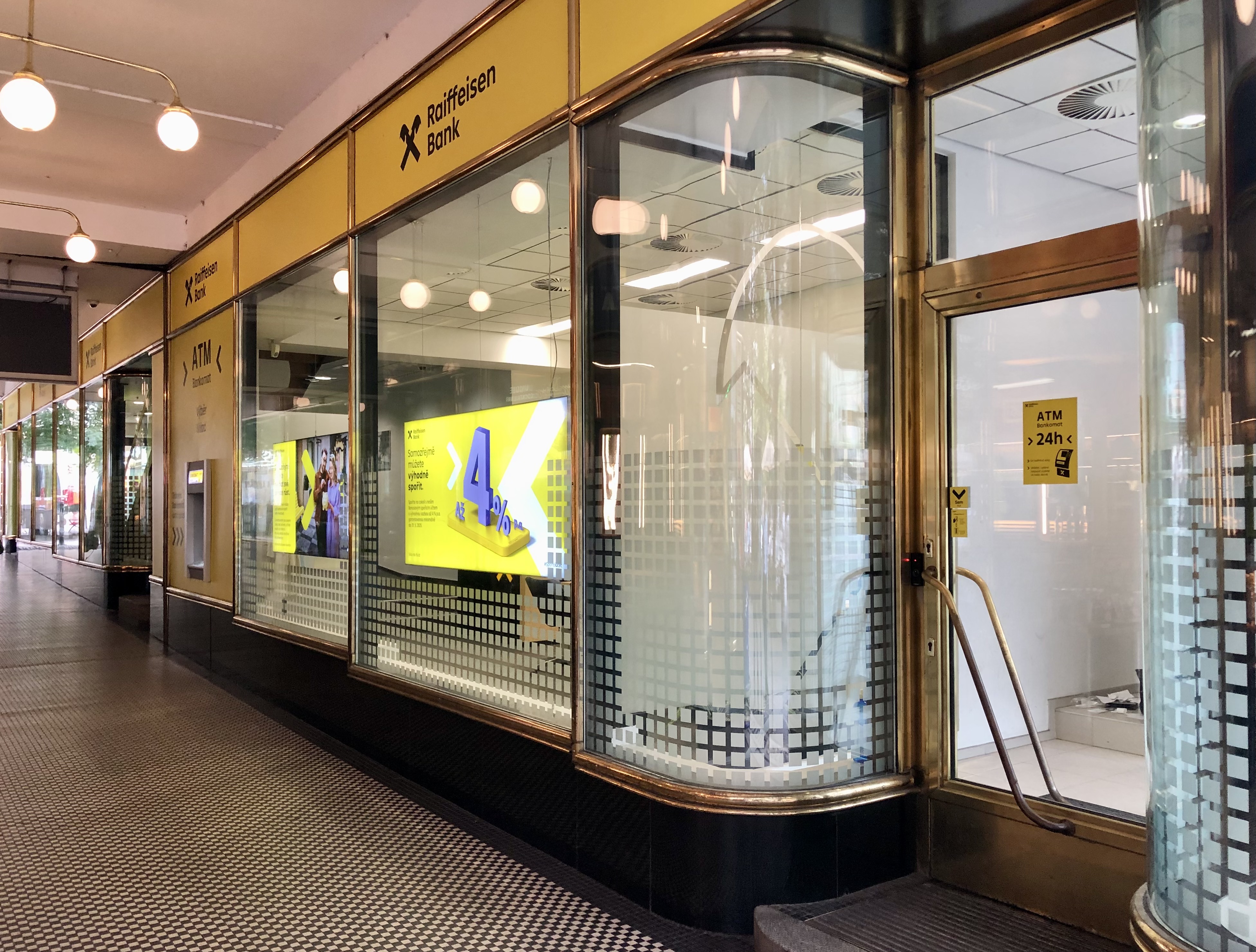 Raiffeisenbank - bankomat foto 2