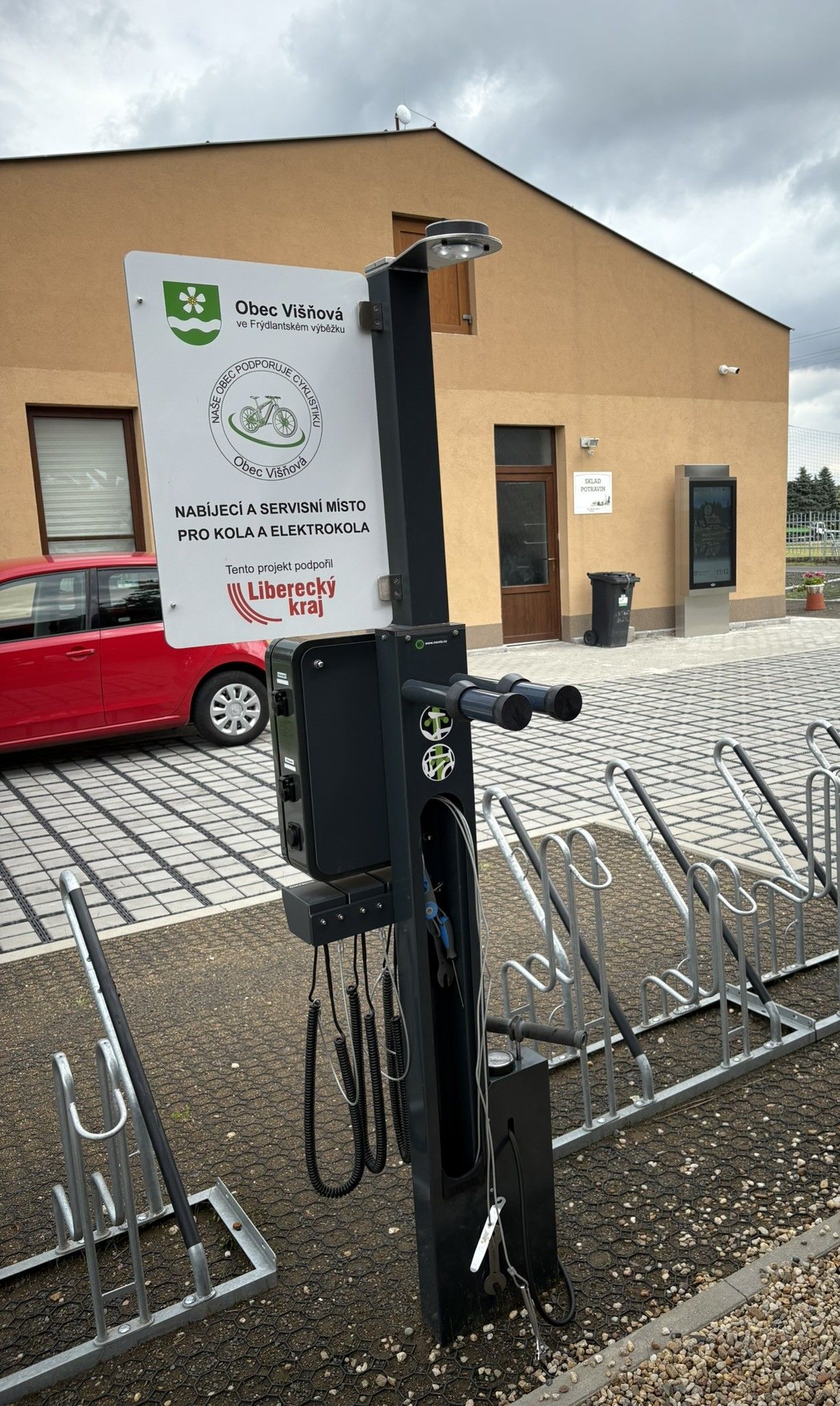 Dobíjecí stanice pro elektrokola u knihovny foto 4