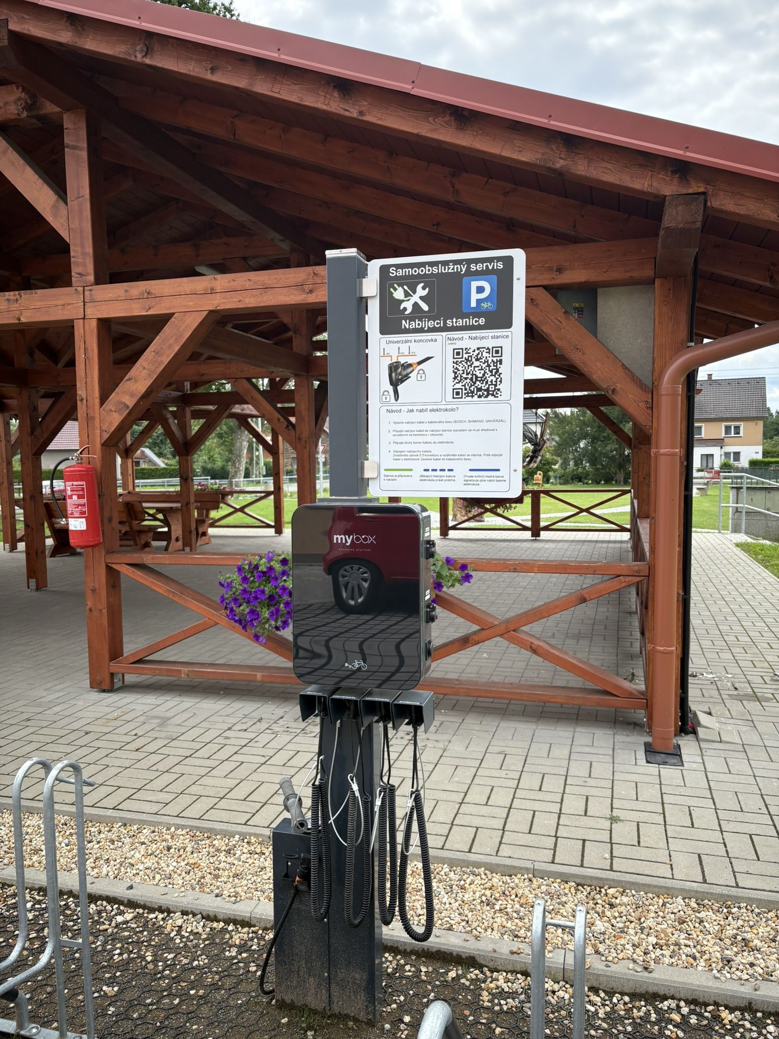 Dobíjecí stanice pro elektrokola u knihovny foto 3