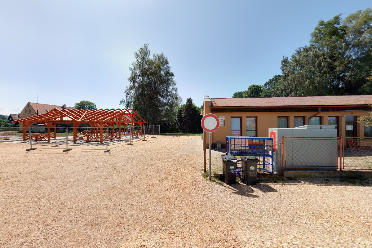 Dobíjecí stanice pro elektrokola u knihovny