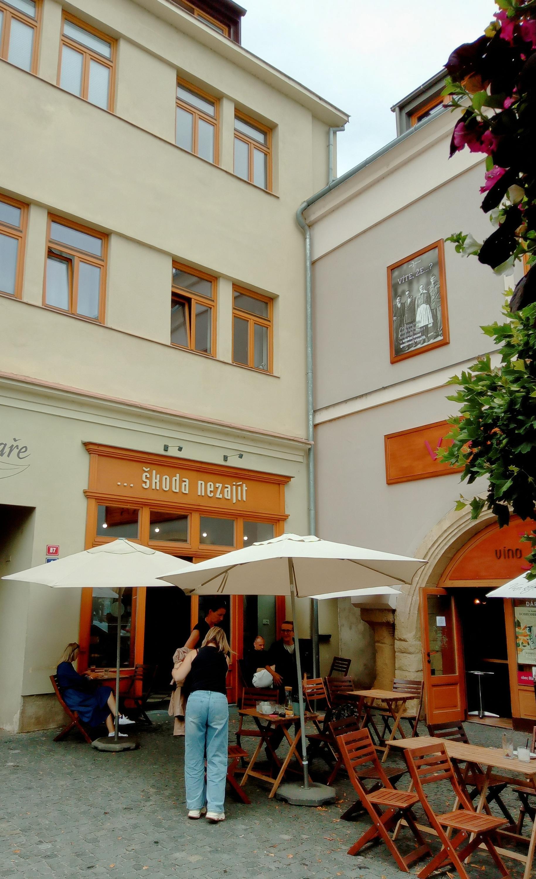 Kavárna Škoda nezajít foto 5