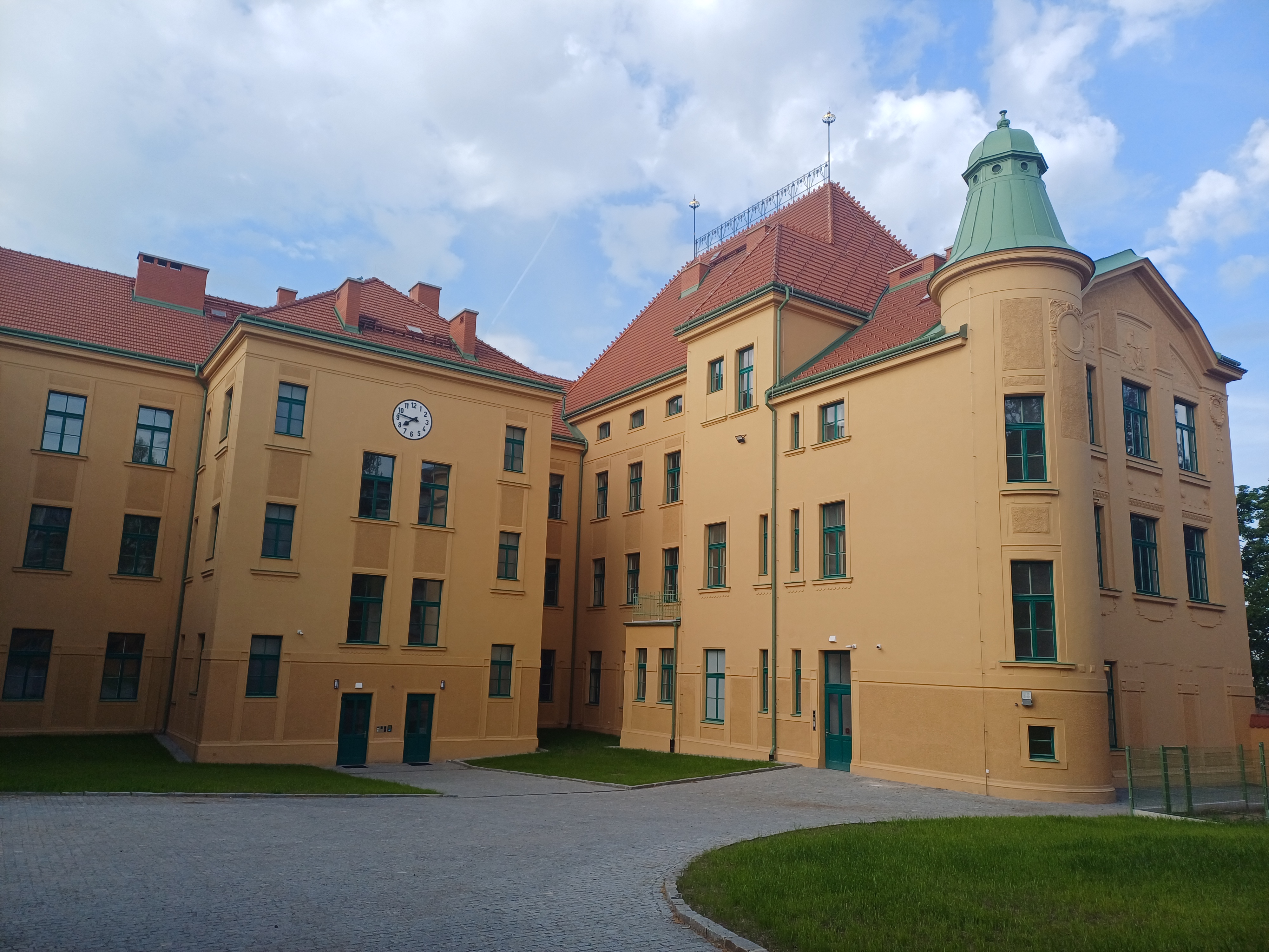 Základní škola V Olšinách, Praha 10