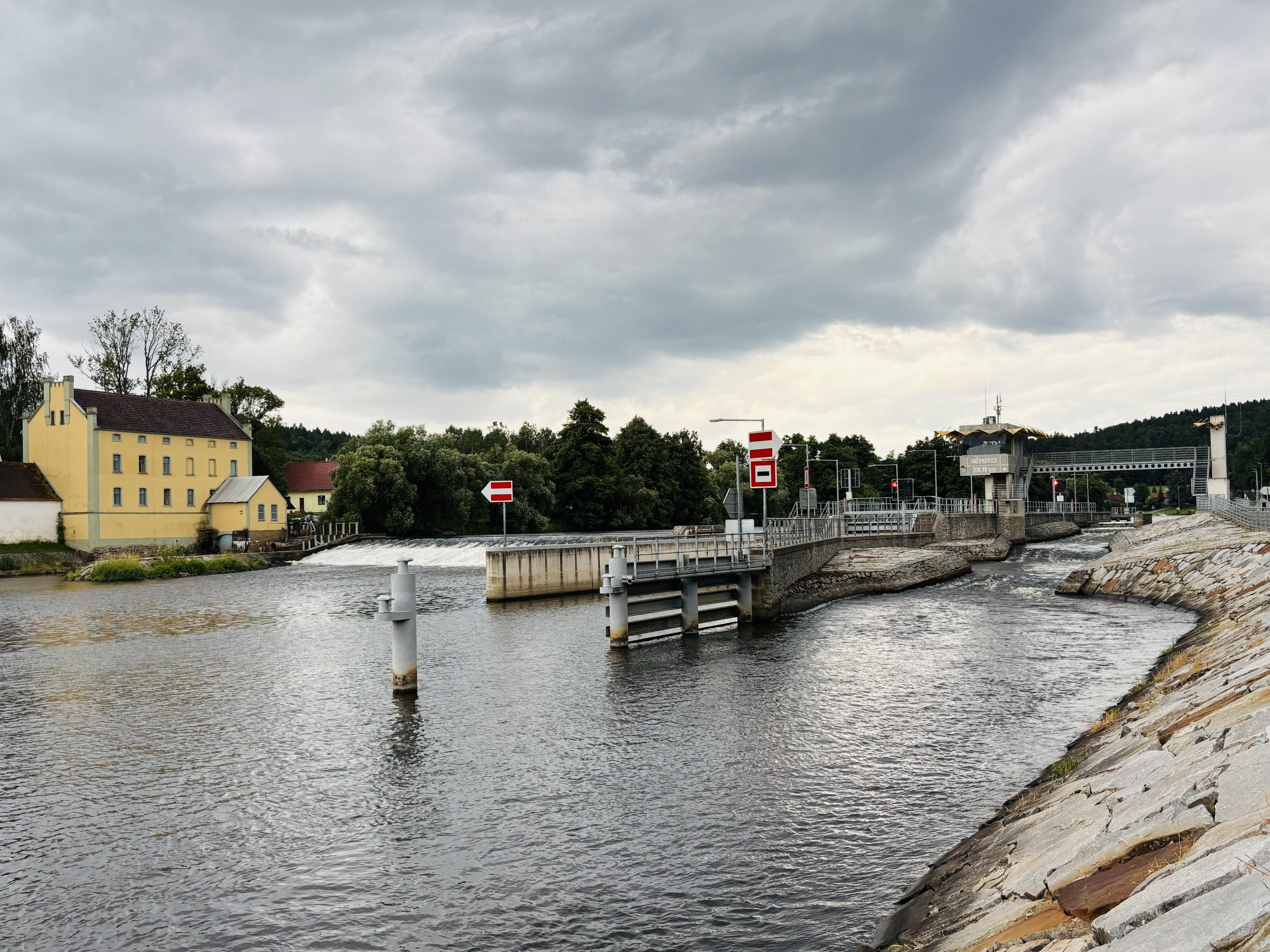 Plavební komora Hněvkovice jez foto 6