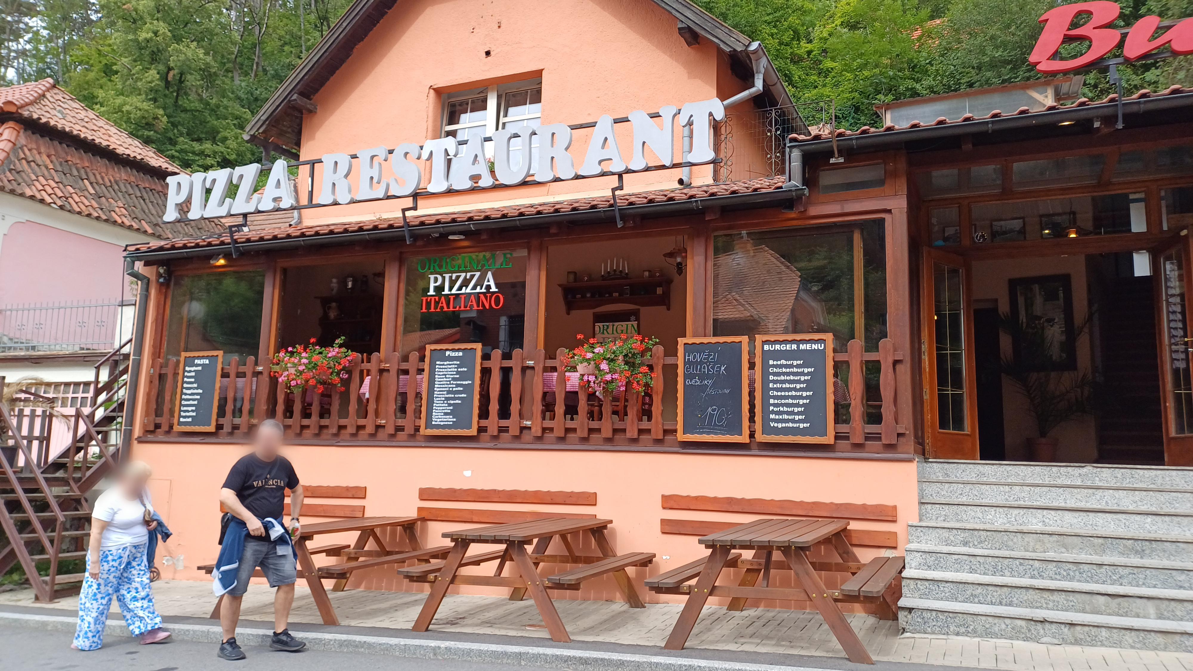 Cukrárna naproti domu hodin foto 6