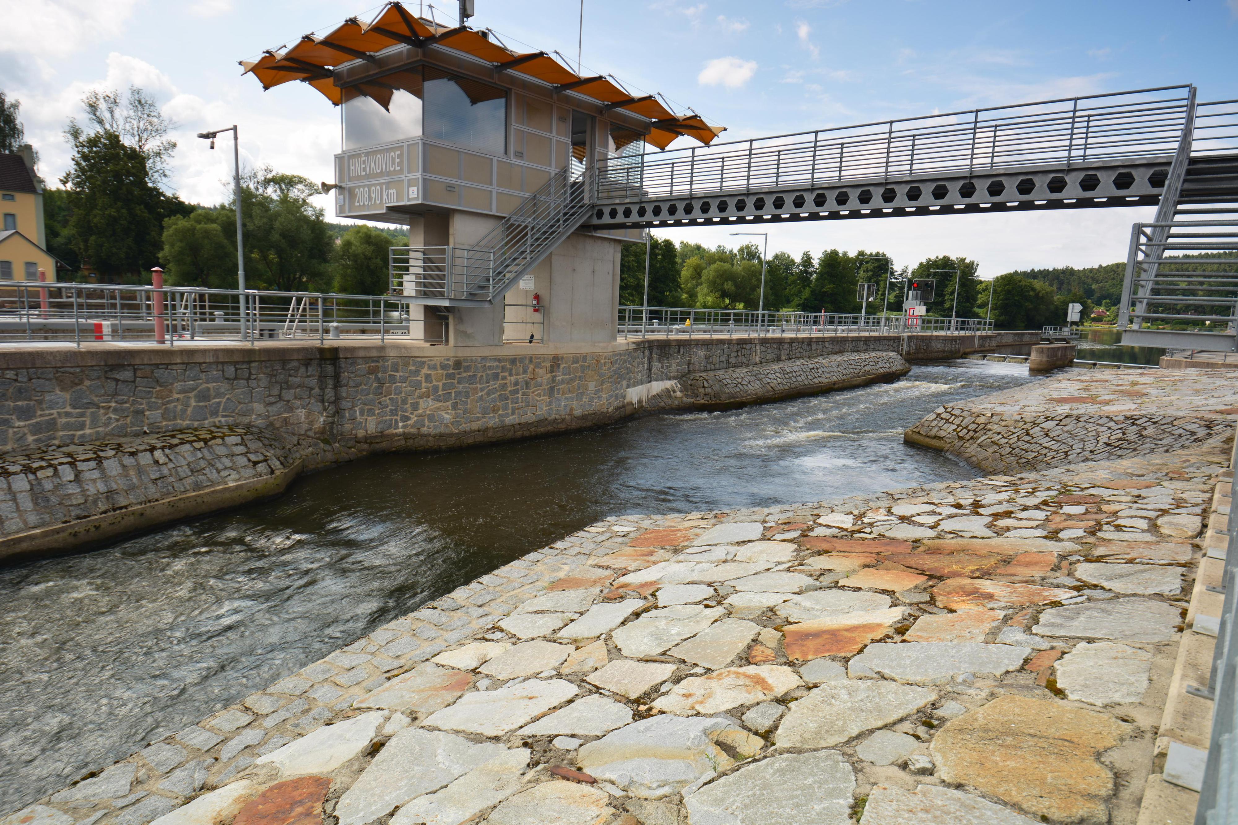Plavební komora Hněvkovice jez foto 3