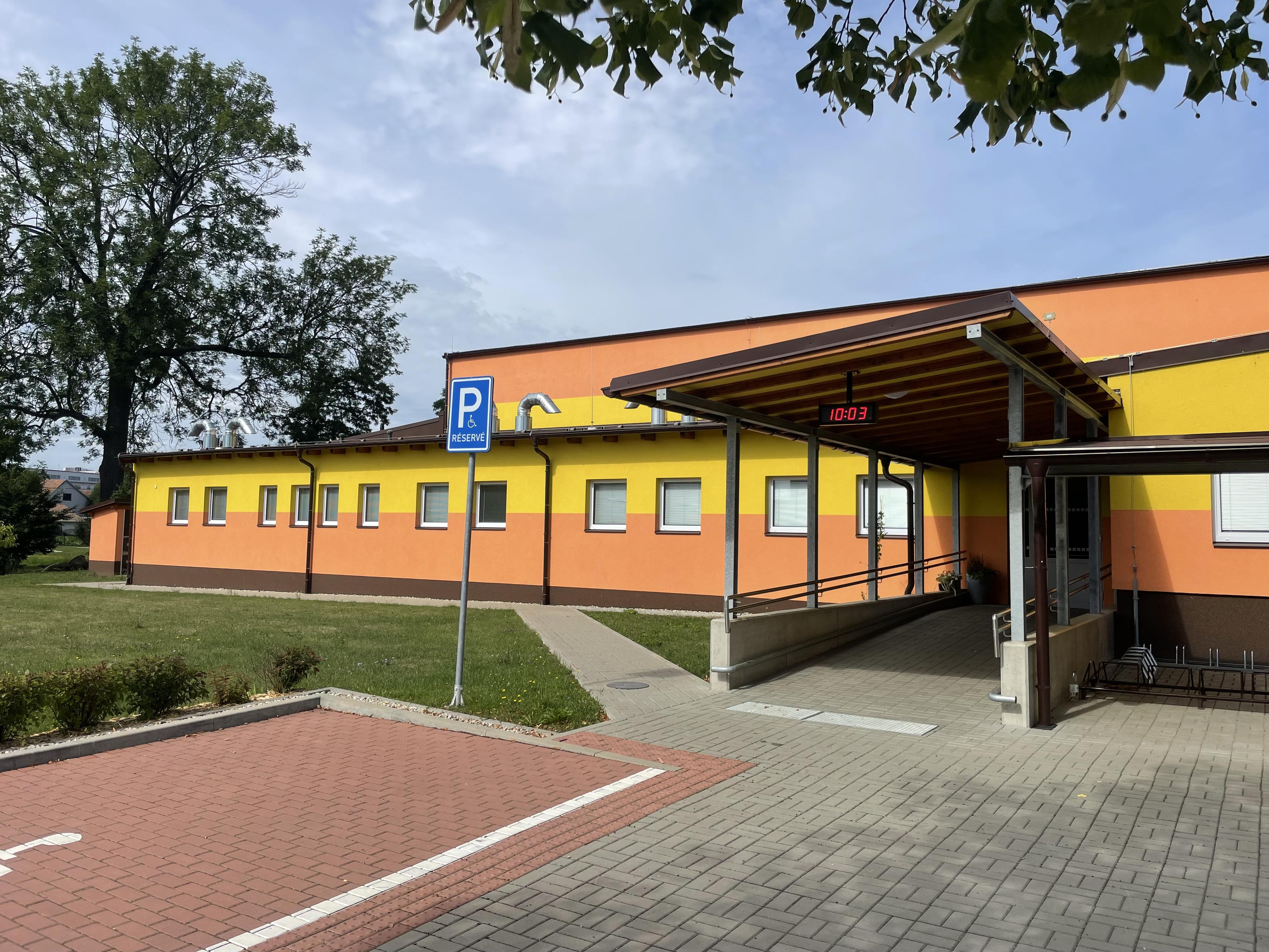 Základní škola Dolní Ředice, okres Pardubice foto 2