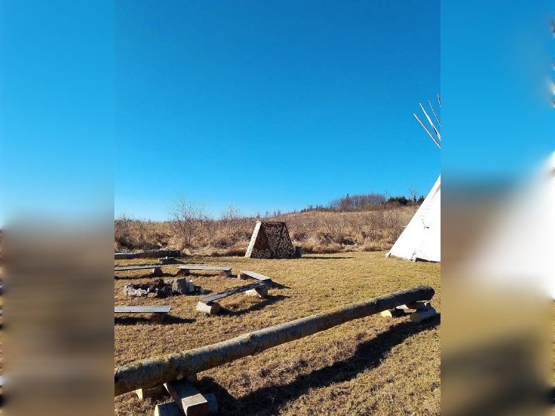 Teepee na louce foto 6