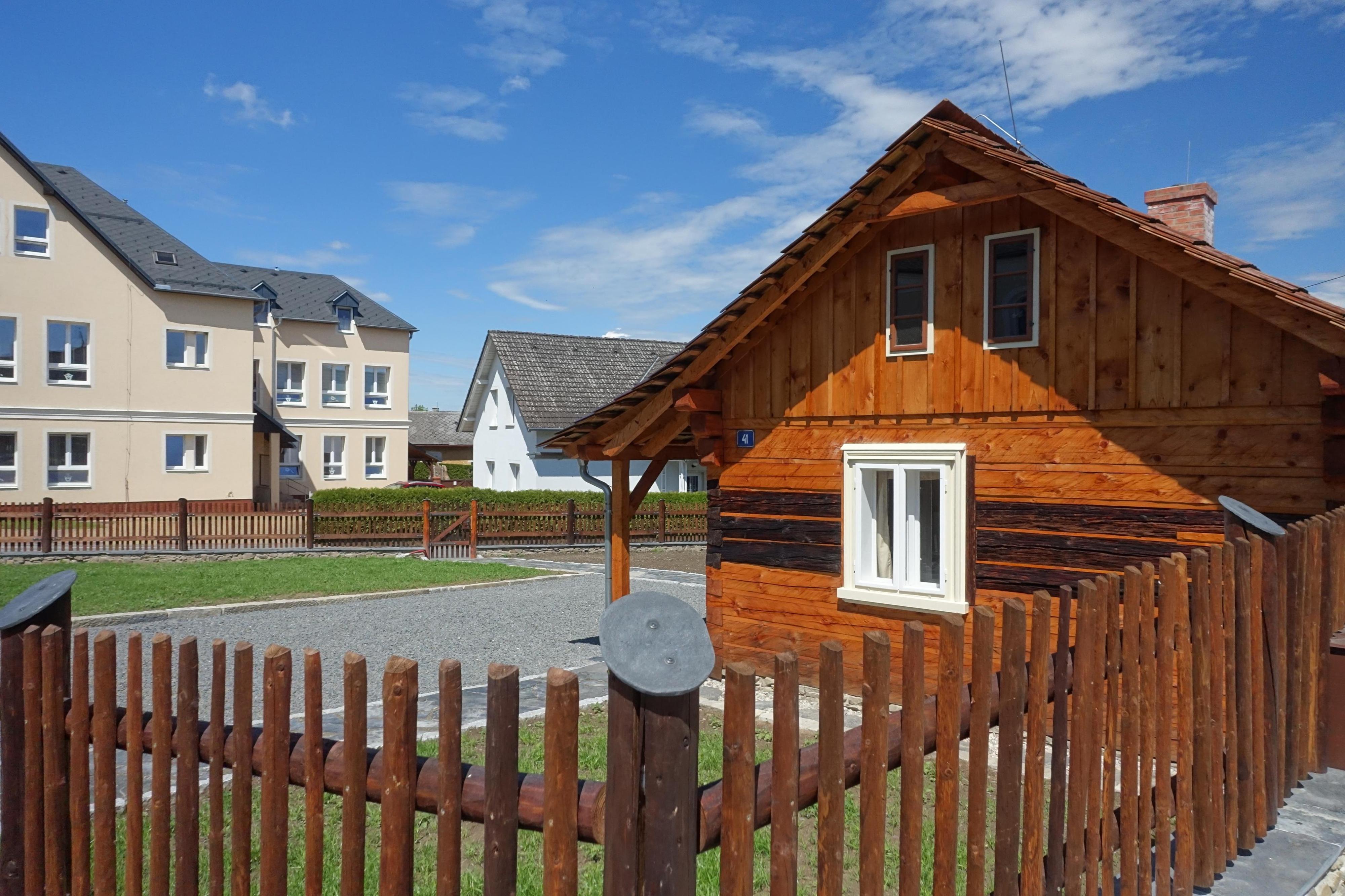 Roubenka u kostela foto 6