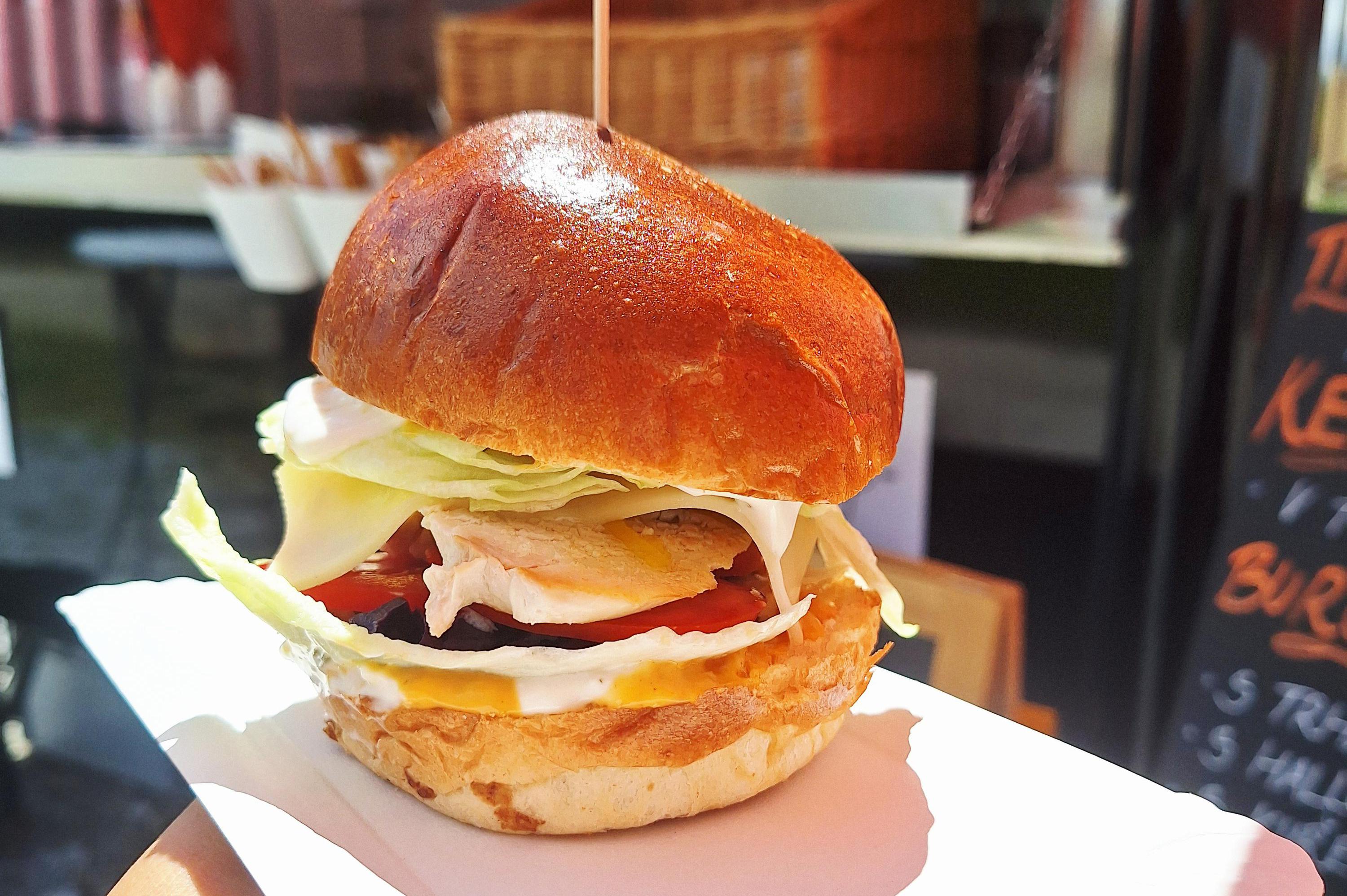 BURGER S GRILOVANÝM KUŘECÍM PRSÍČKEM