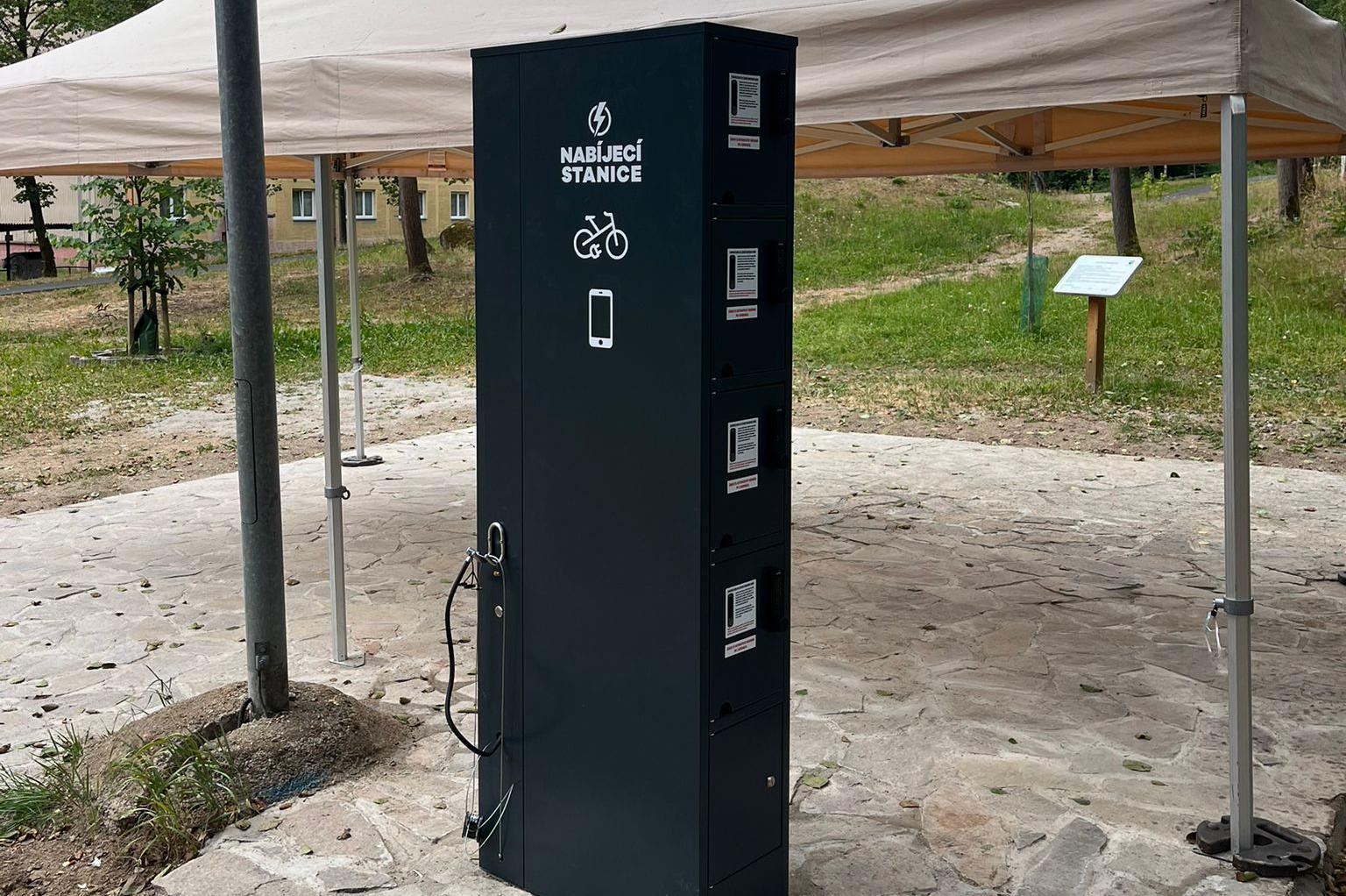 Nabíjecí stanice pro elektrokola a mobilní zařízení
