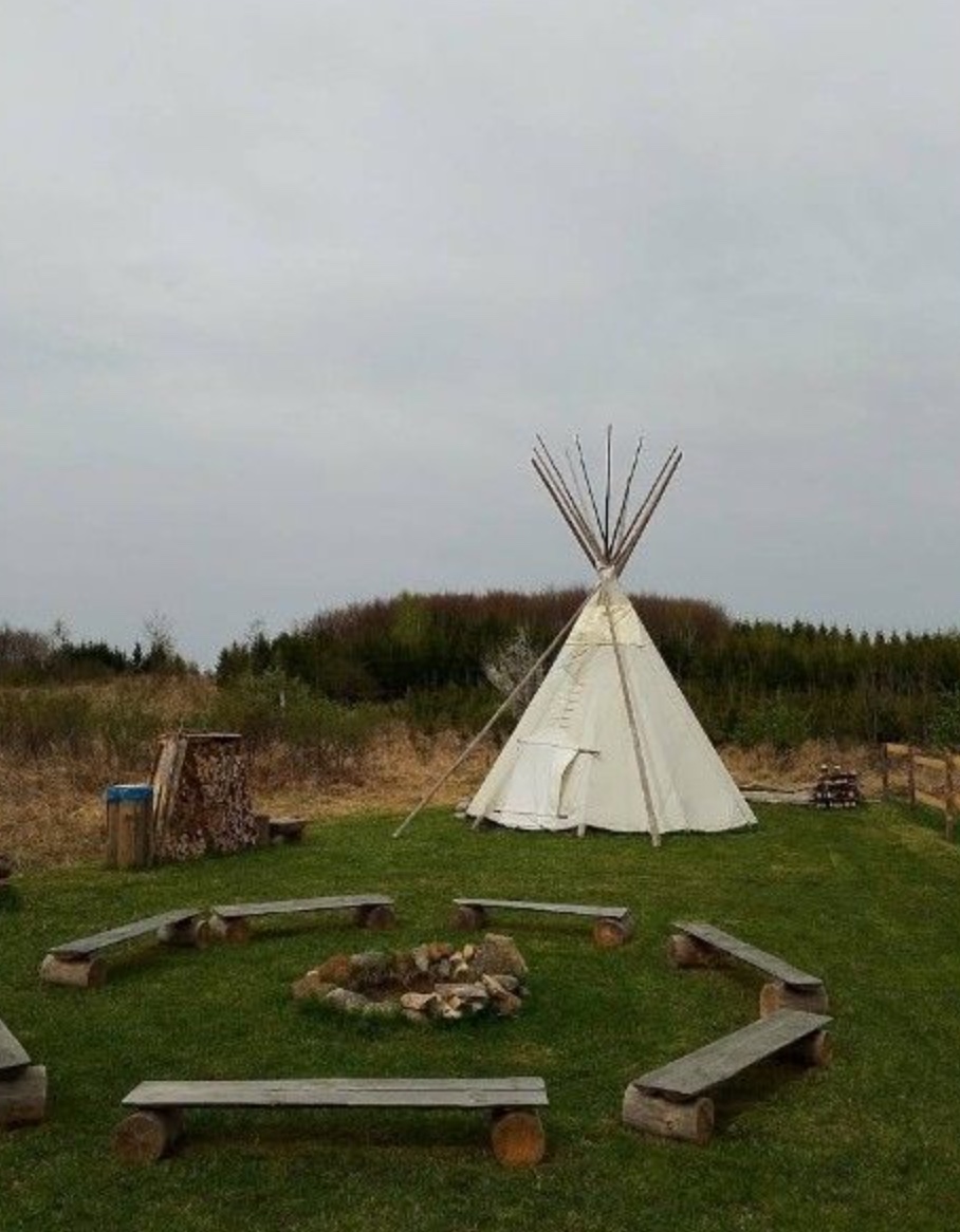 Teepee na louce foto 2