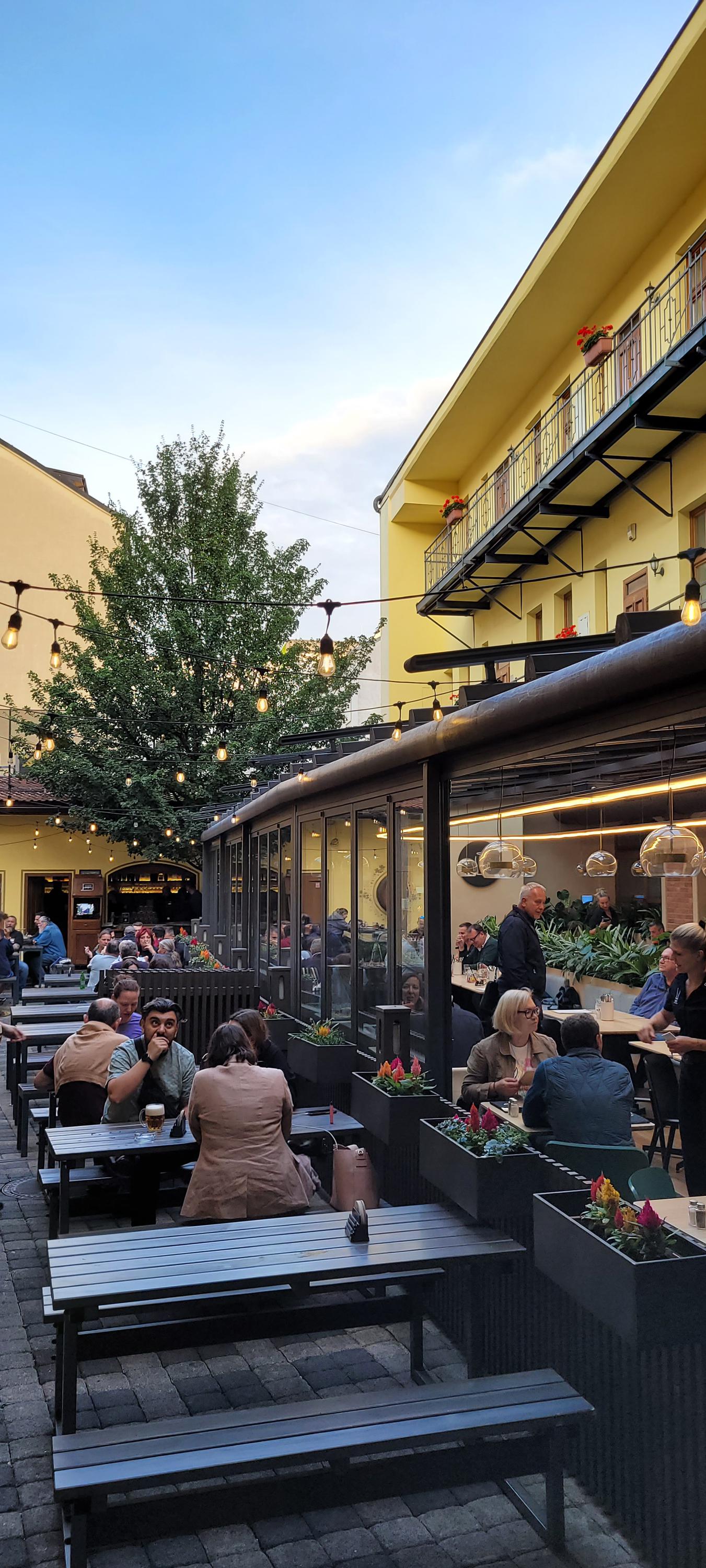 Plzeňský restaurant Anděl foto 2