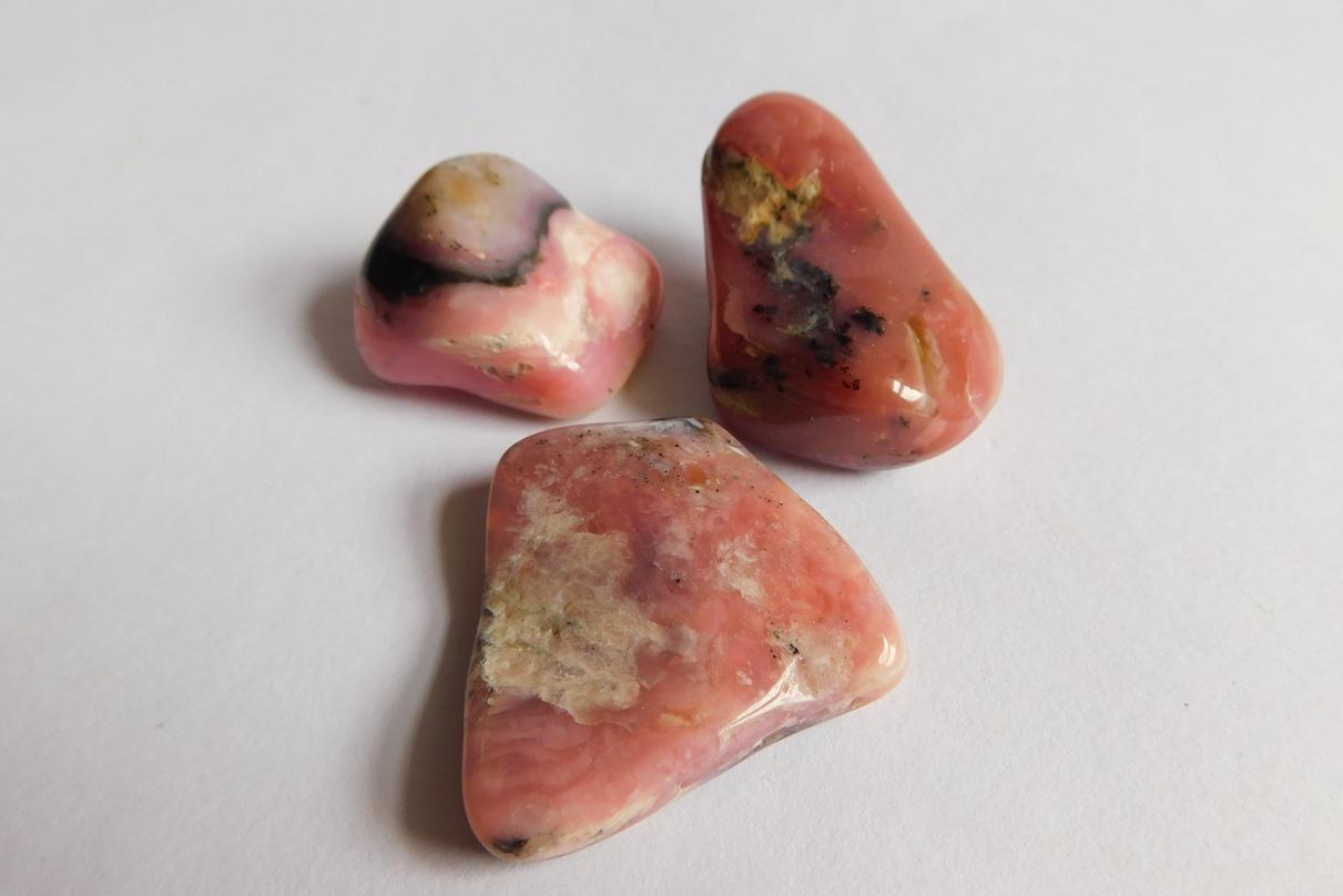 Opál růžový vznešený kámen z And