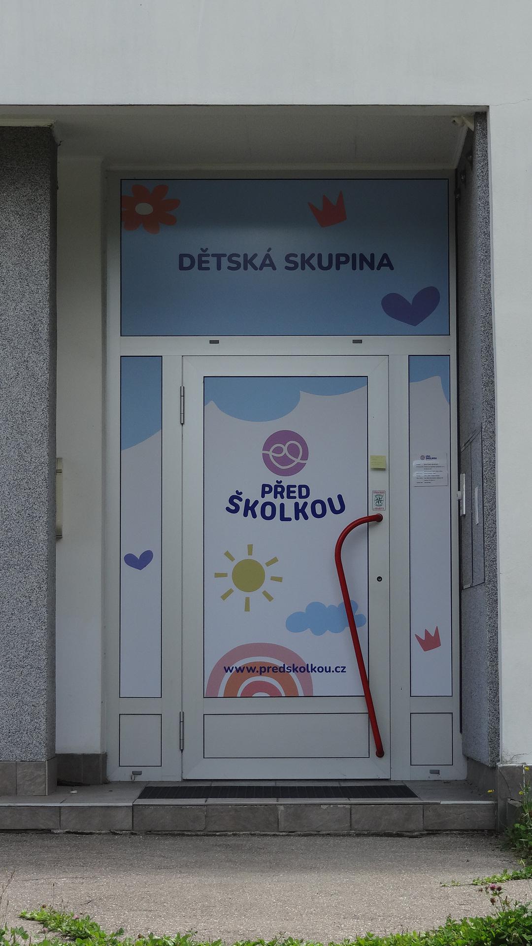 Před školkou - dětská skupina foto 3