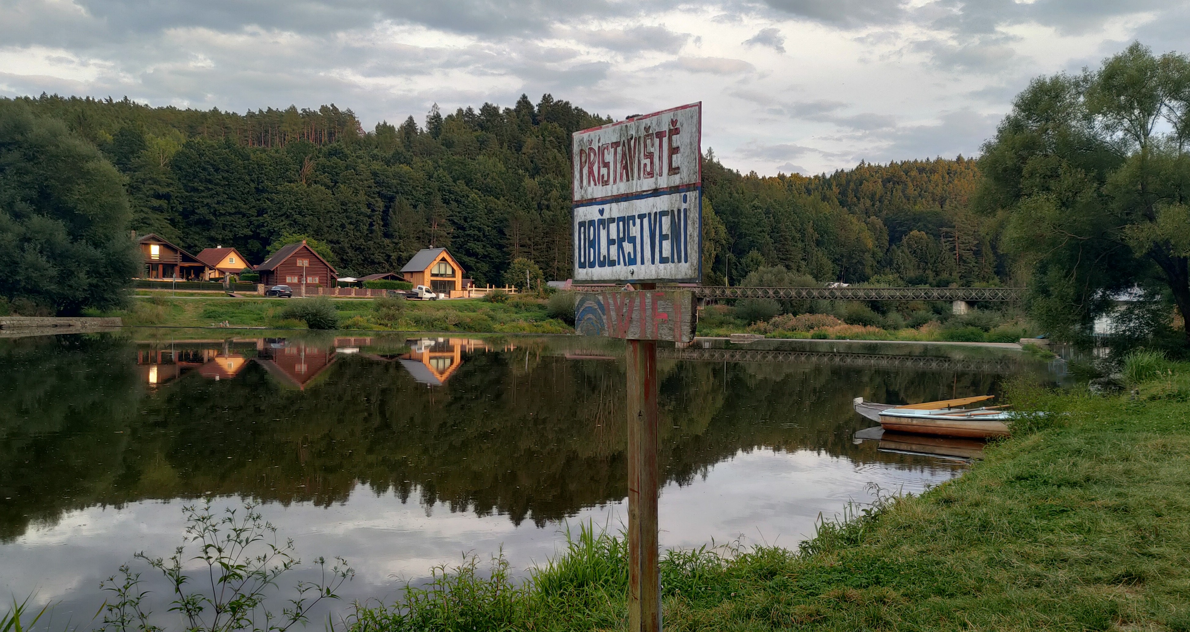 Občerstvení pod hradem Dobronice foto 3