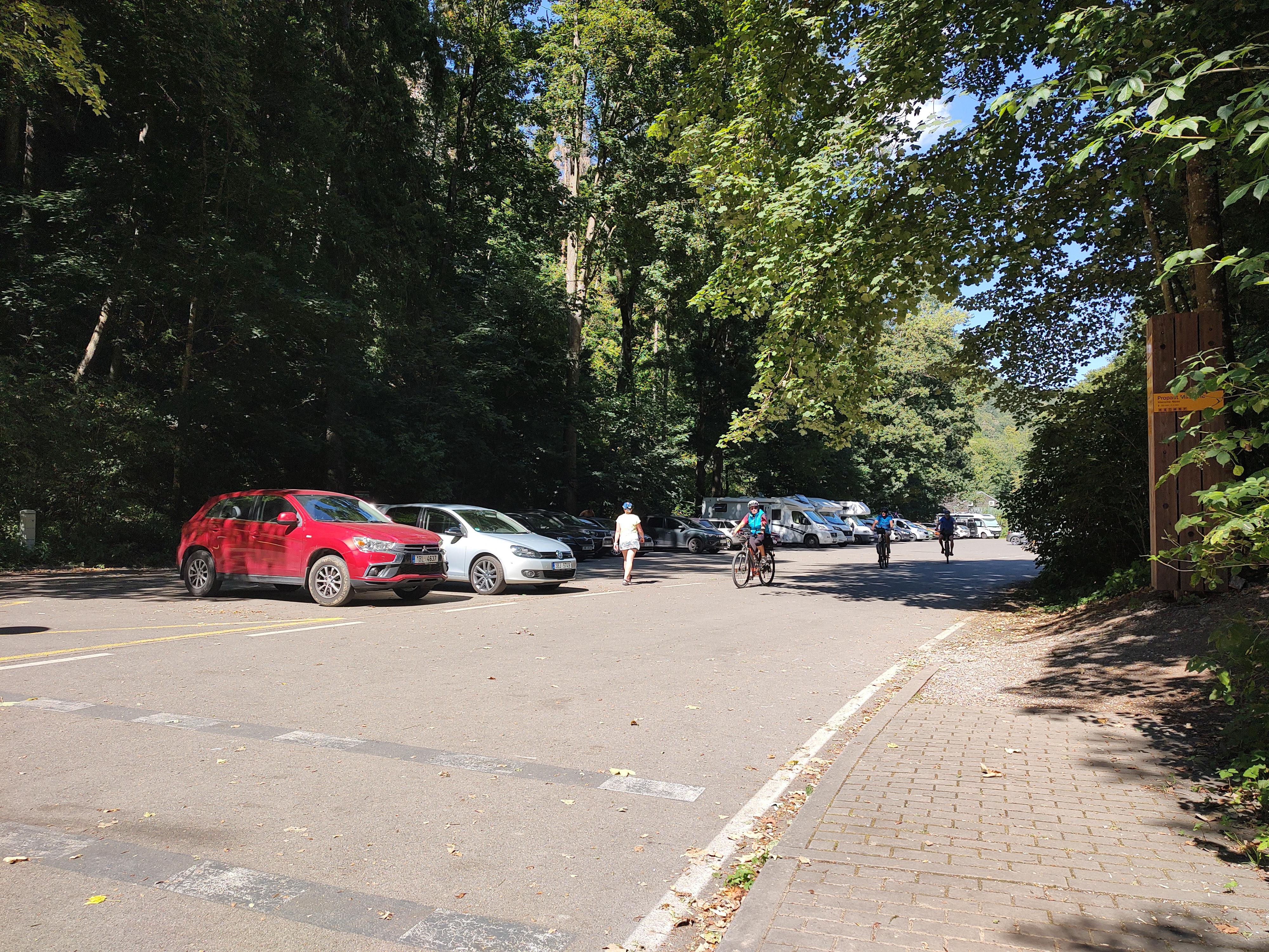 Parkoviště Kateřinská jeskyně foto 2