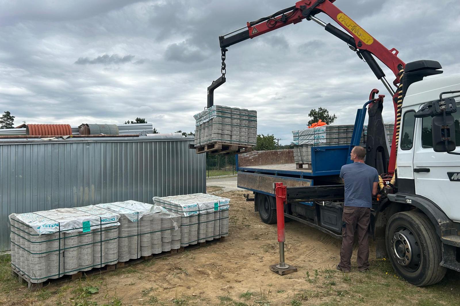 Petr Chocholatý - Kontejnerová autodoprava s hydraulickou rukou