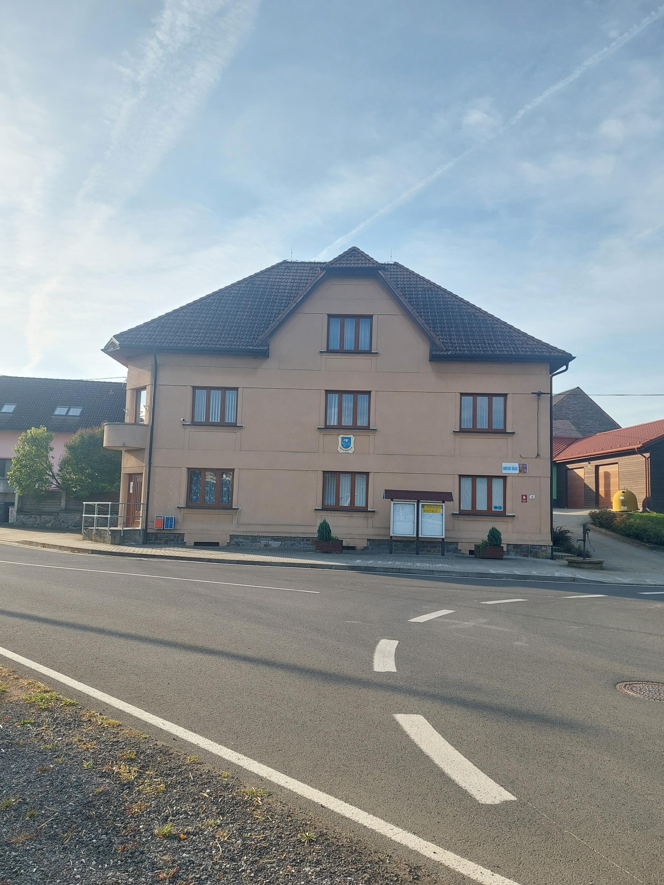 Cheznovice - obecní úřad foto 2