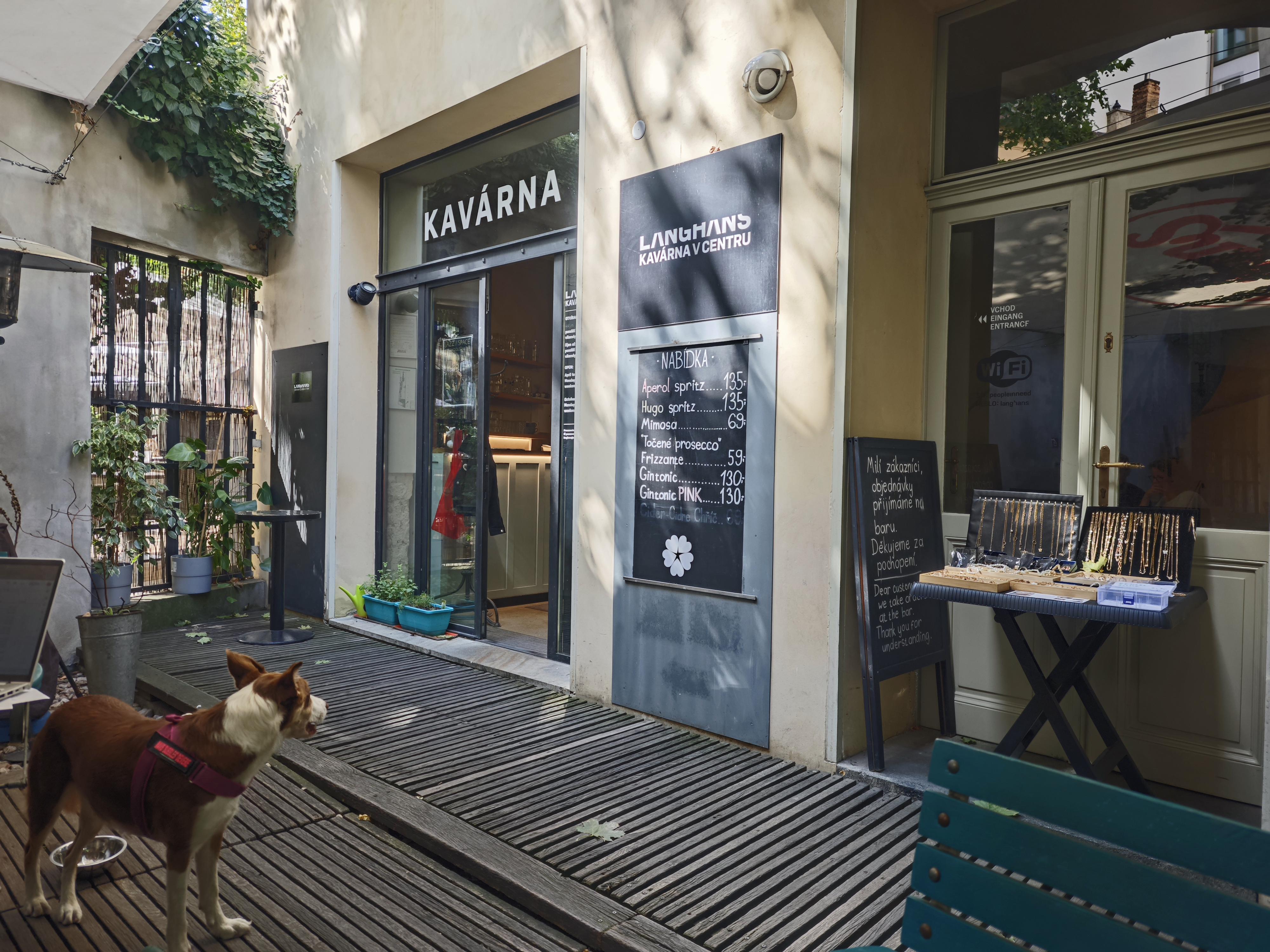 Langhans - Kavárna a Centrum Člověka v tísni foto 3