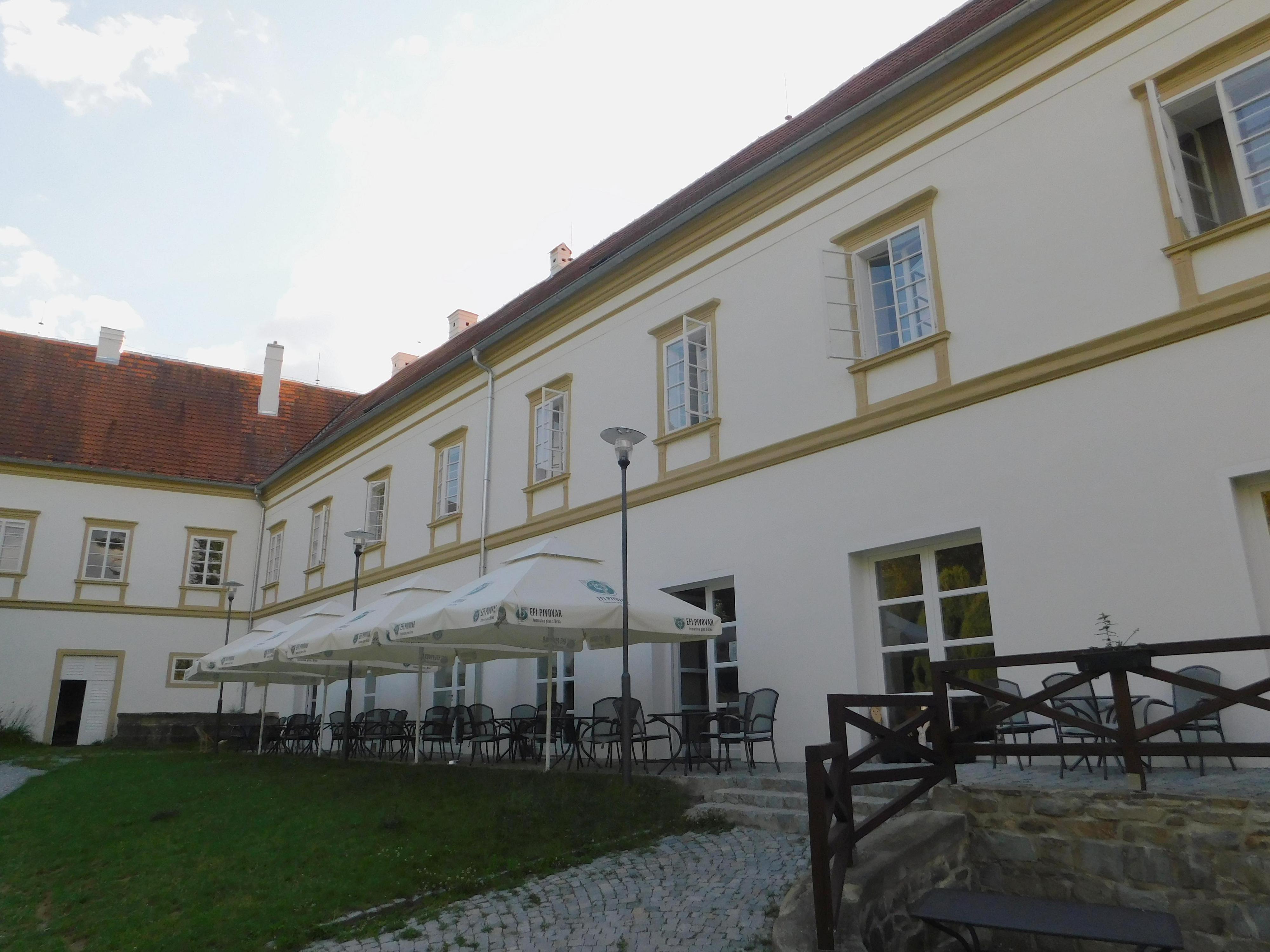 EFI Hostinec KONÍRNA Zámek Račice foto 2