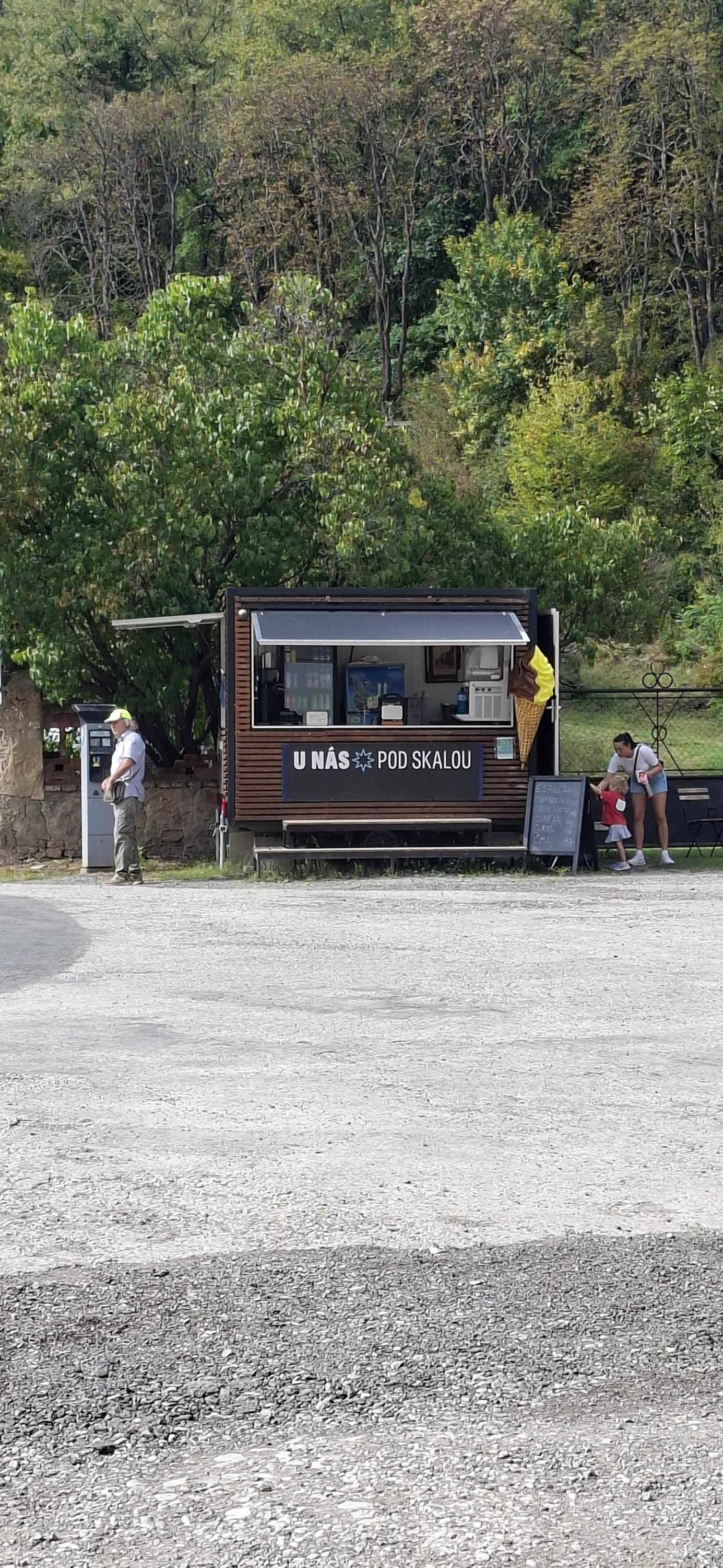 Zmrzlinový stánek u parkoviště foto 2