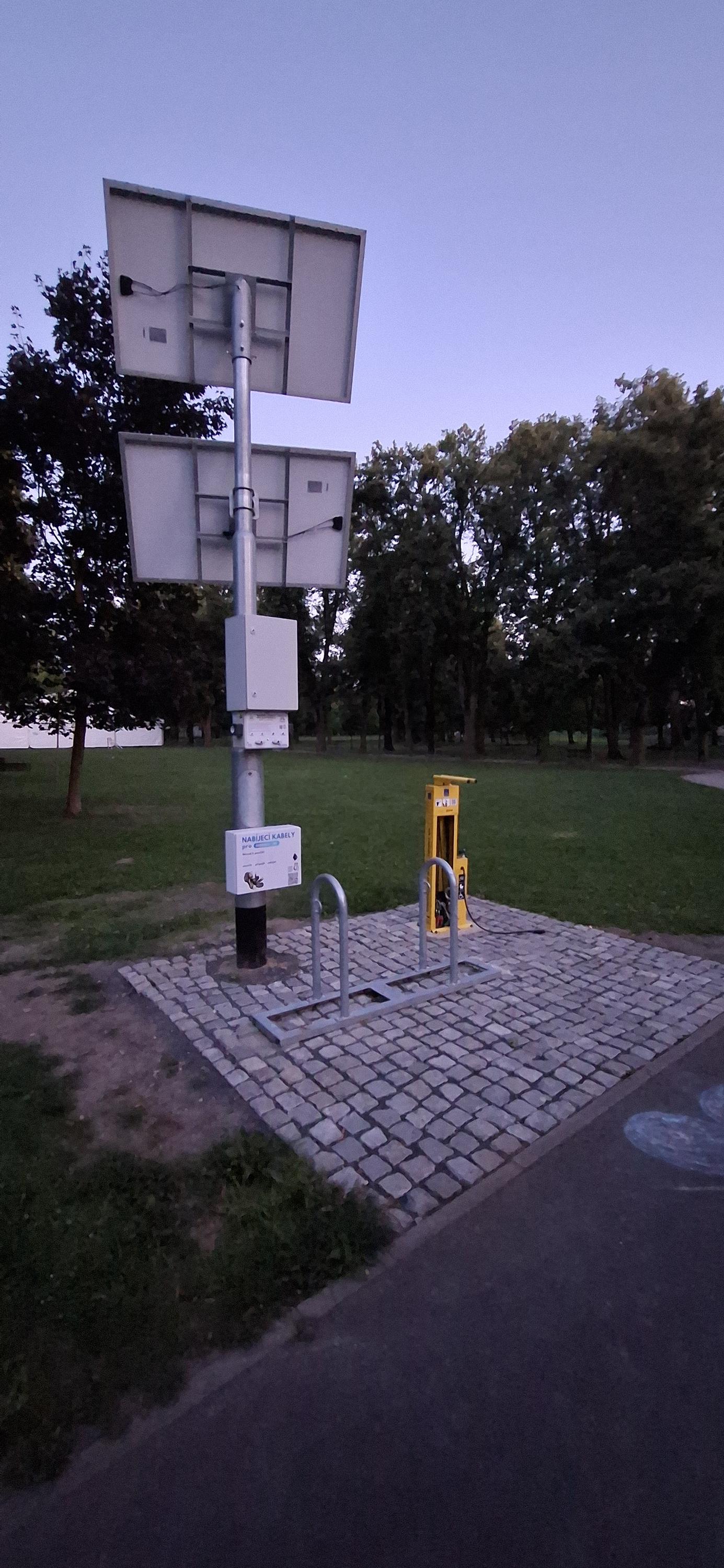 Nabíjecí stanice Město Louny, Masarykovy sady foto 3