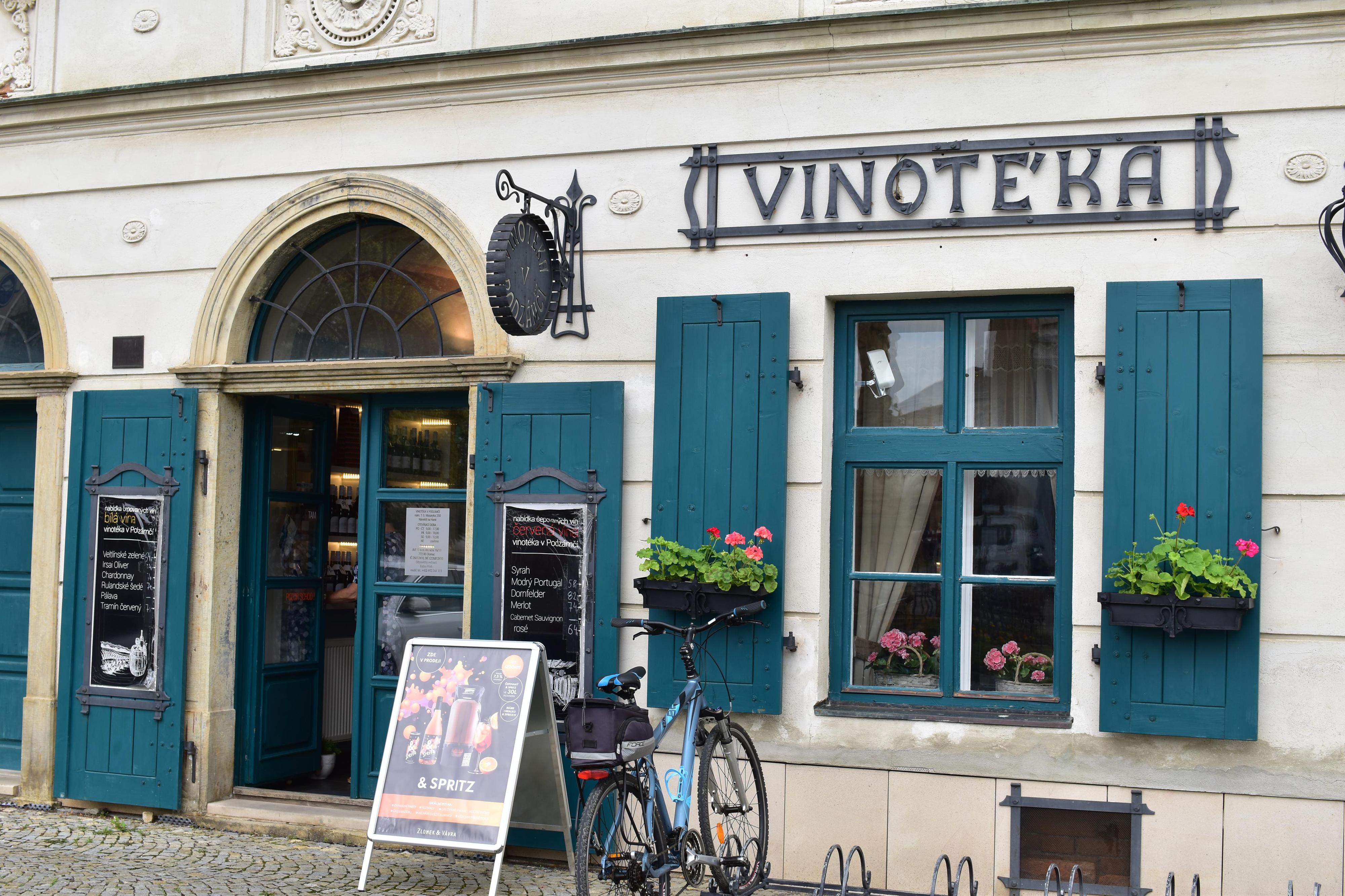 VINOTÉKA V PODZÁMČÍ