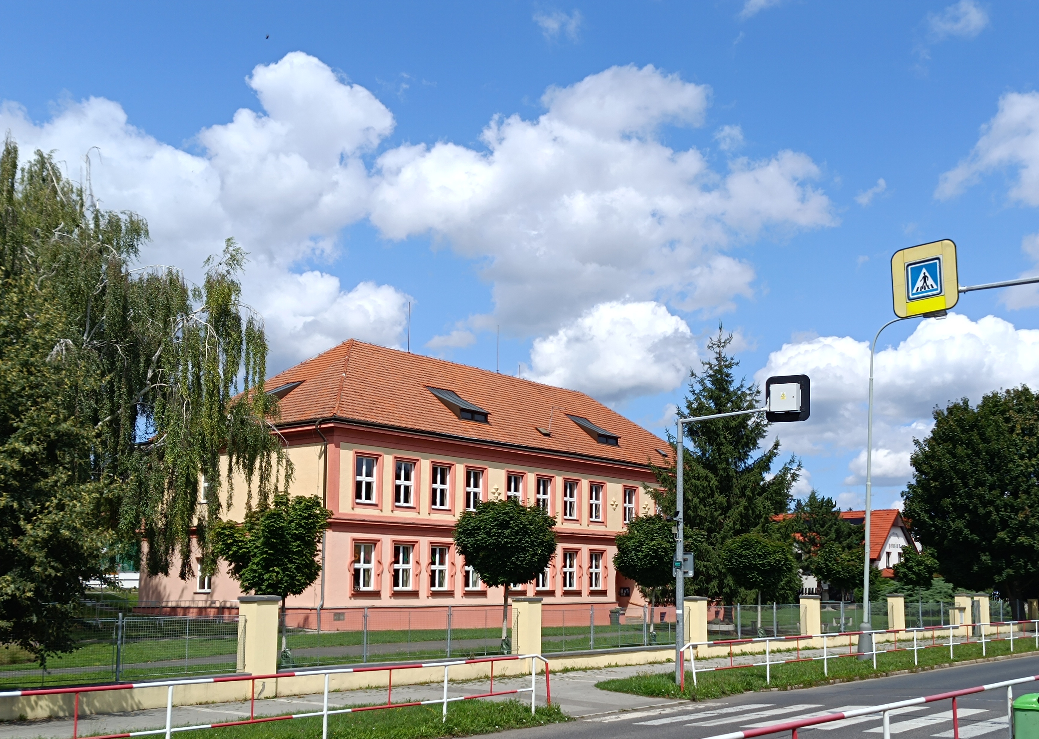 ZŠ a MŠ T. G. Masaryka, Praha 6, Náměstí Českého povstání foto 2