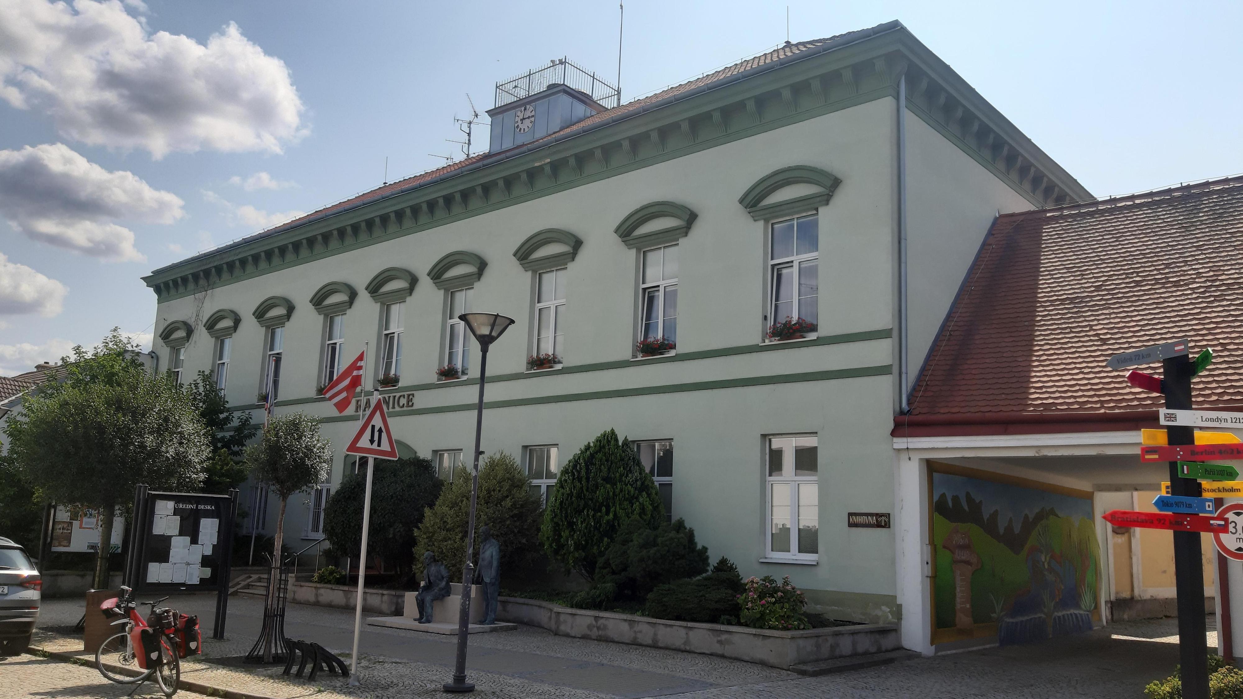 Hrušovany nad Jevišovkou - městský úřad foto 4