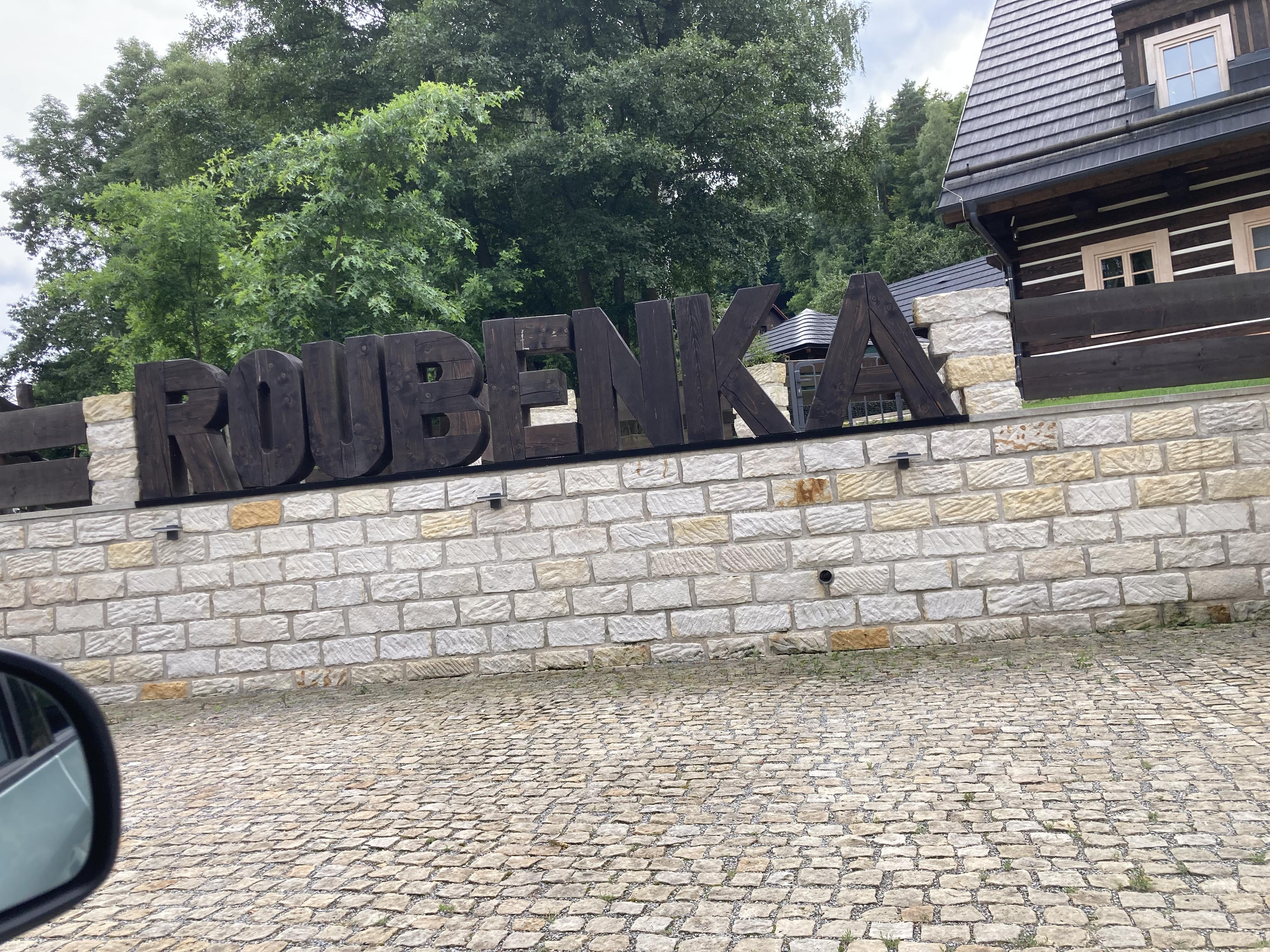 Roubenka pod Troskami foto 2