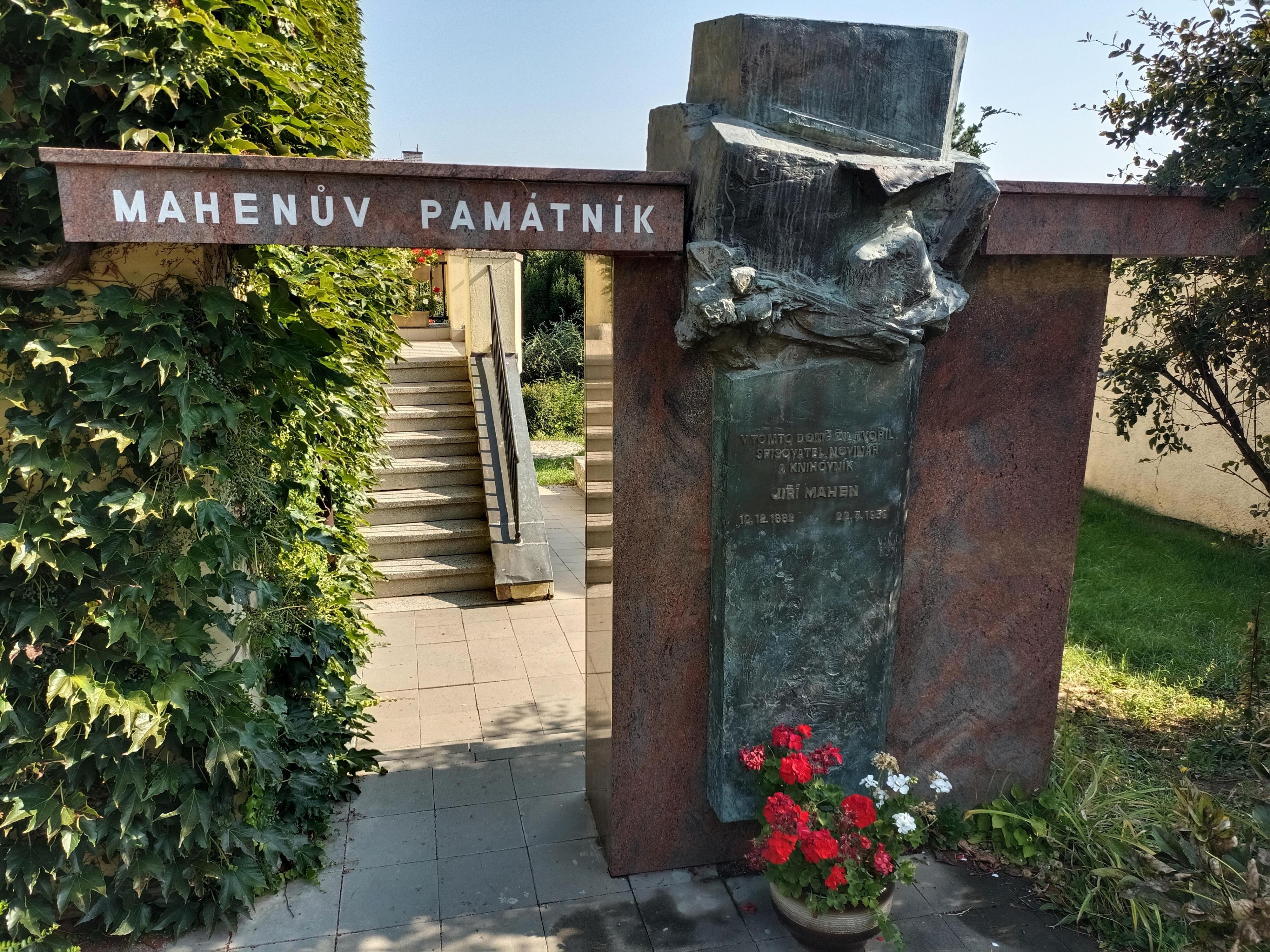 Mahenův památník foto 5