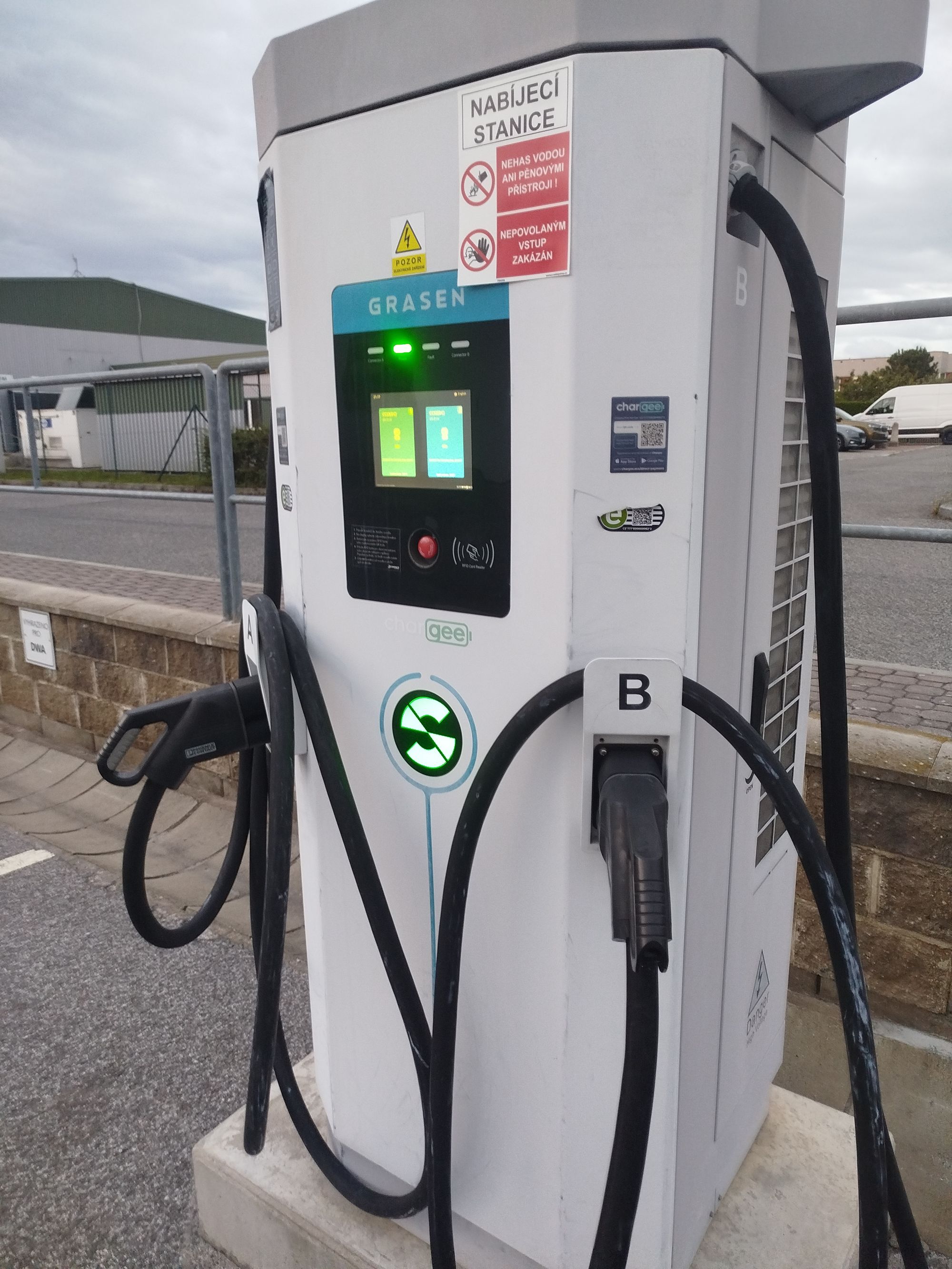 Dobíjecí stanice Chargee - Autocentrum Jičín foto 3