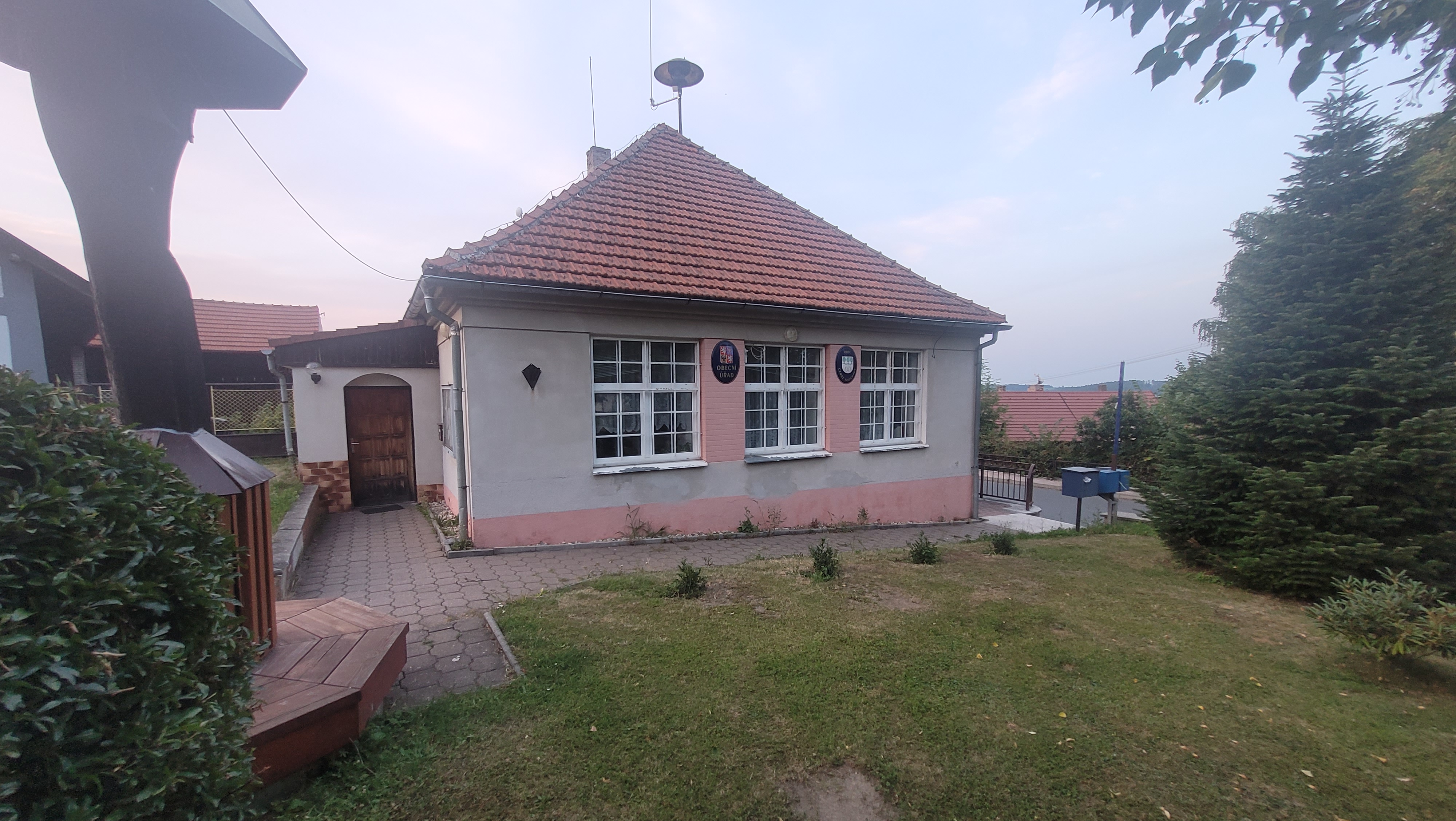 Černé Voděrady - obecní úřad foto 2