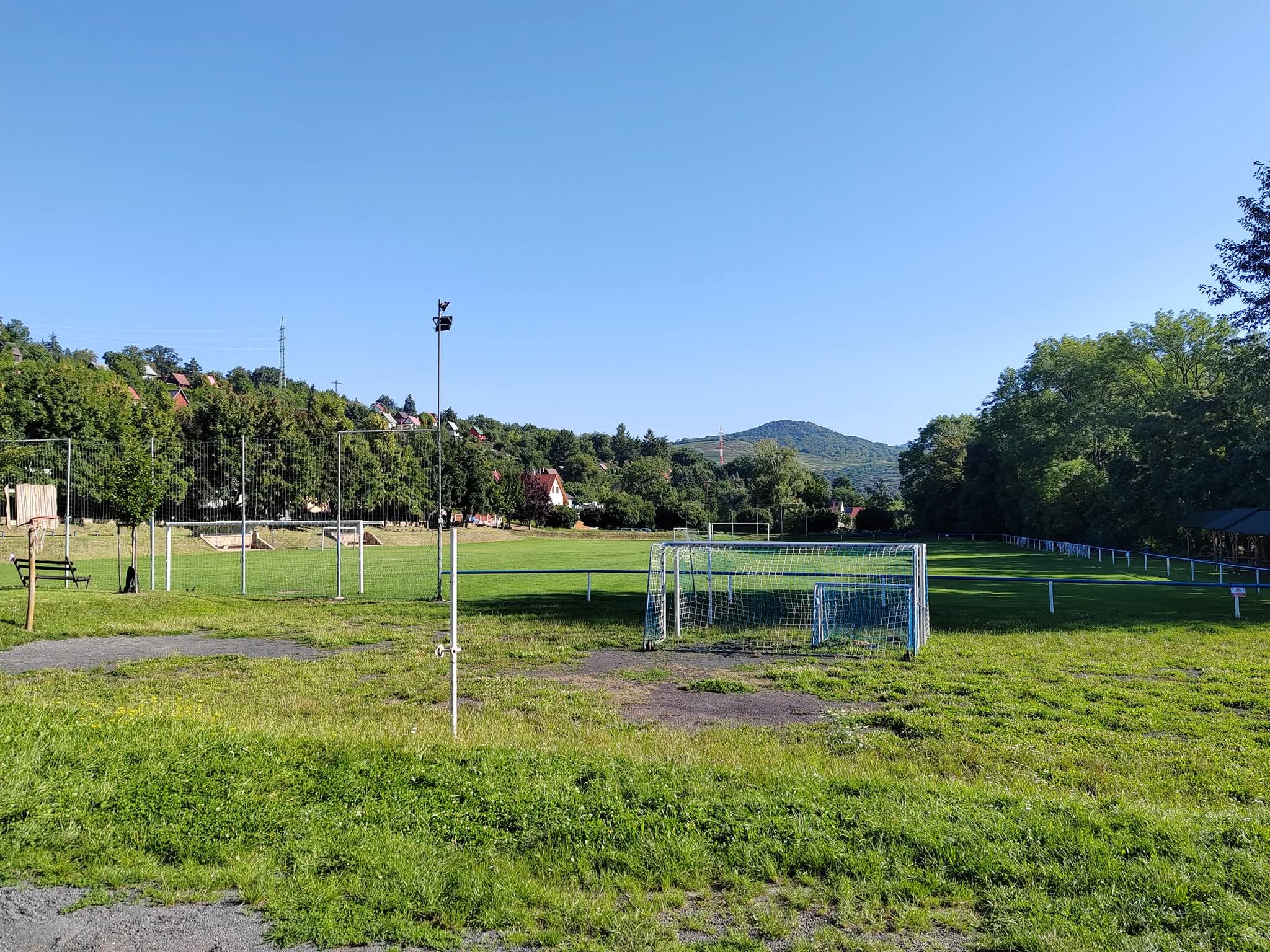 Fotbalové hřiště Malé Žernoseky foto 6