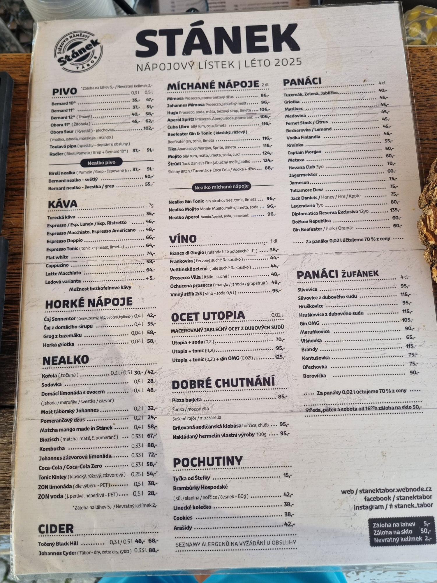 Bar na náměstí foto 3