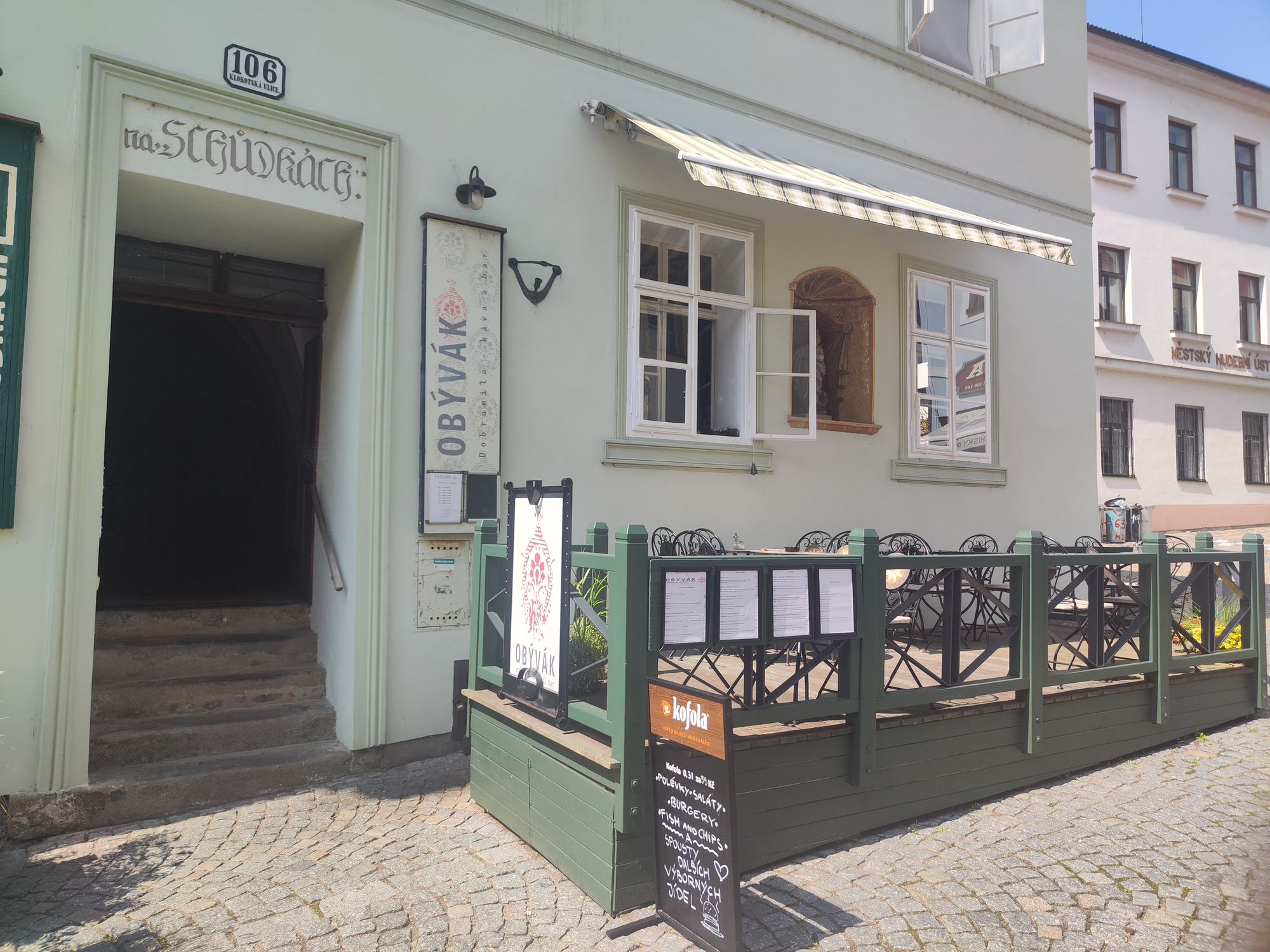 Obývák coffee & cocktail bar a restaurace Na Schůdkách