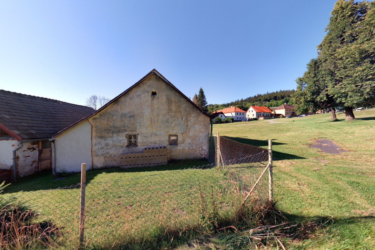 Chalupa za trnkovým keřem