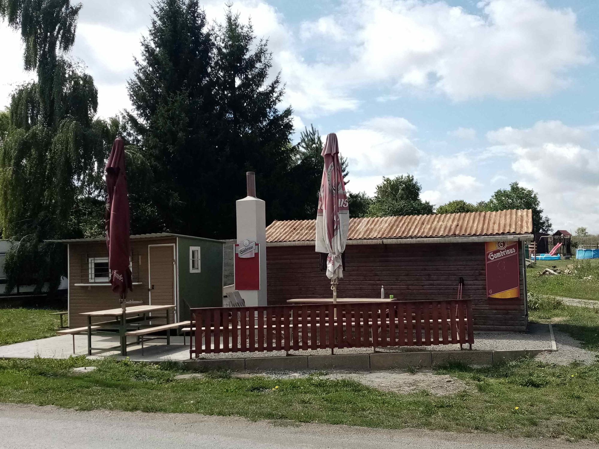 Kiosek ve stínu foto 1