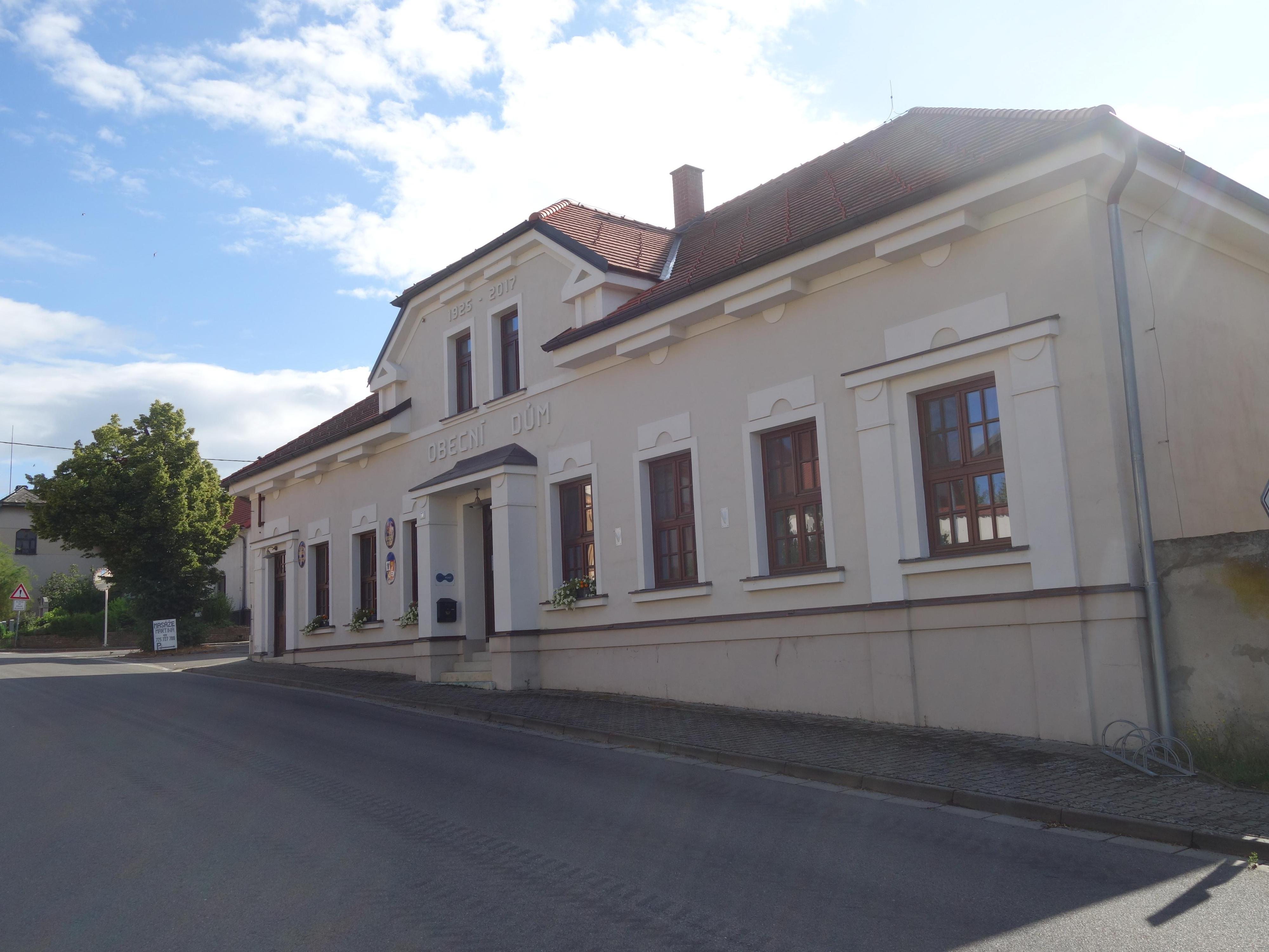 Dvakačovice - obecní úřad foto 3