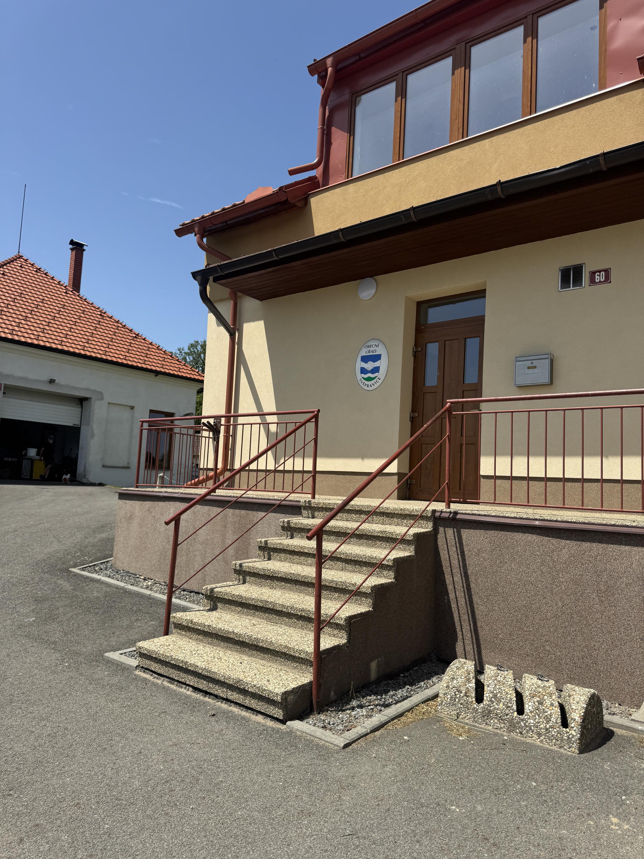 Svépravice - obecní úřad foto 2