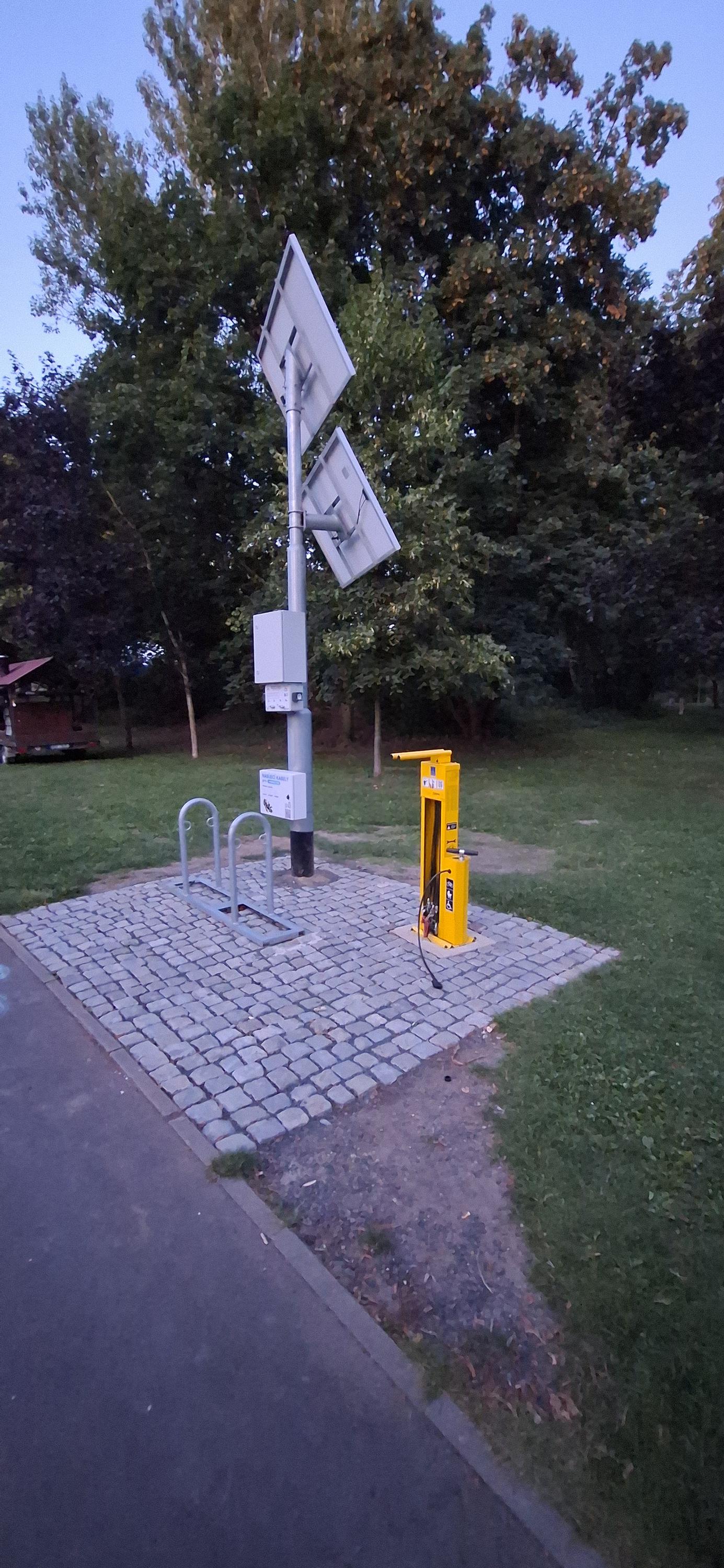 Nabíjecí stanice Město Louny, Masarykovy sady foto 2