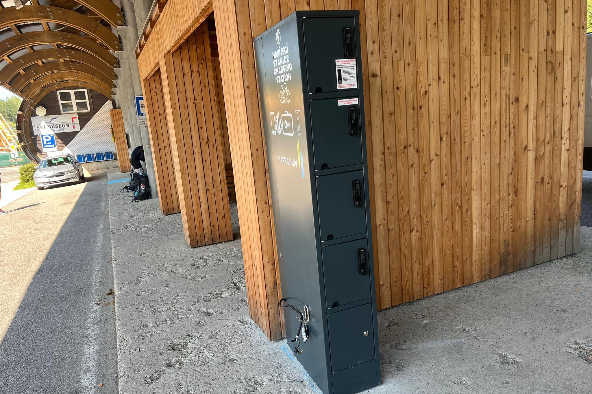 Nabíjecí stanice pro elektrokola a mobilní zařízení